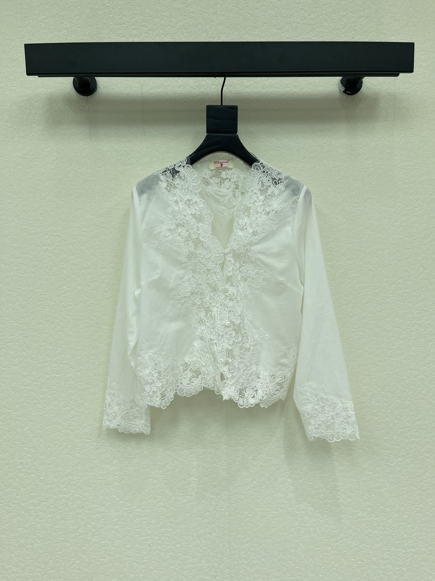 NO:954531,Chane*26 new ramie water-soluble lace embroidered shirt. Exquisite version, high-end and delicate texture. Minimalist regular tailoring. Fashionable personality. Shows pure desire. Classic and versatile colors. Western style. Reduce age. Can be used in all seasons. Customized fabrics and accessories. Look for the correct version. White SML,,chanel,shirts,19860909Chane*26新品苎麻水溶花边刺绣衬衫 精致版型,高级肌理细腻 极简主义常规剪裁 个性时髦 彰显纯欲调性 经典百搭色系 洋气 千金减龄 四季都可 定制面辅料 认准版本 白色 SML,,chanel,shirts,,Women's clothing