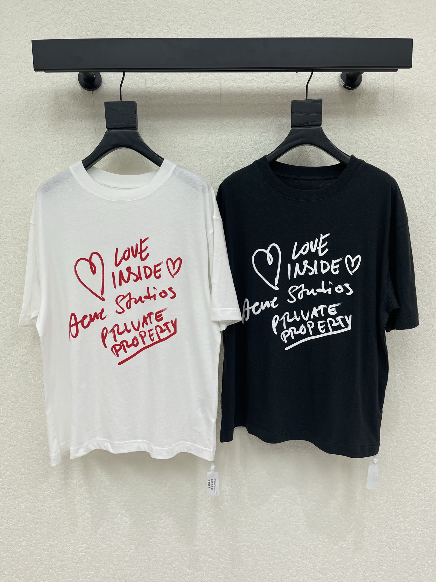 NO:954562,Acne Studio*26 new Chinese Valentine's Day limited graffiti love short-sleeved T-shirt, classic round neck version, casual and relaxed feeling, hand-painted style handwritten letters + love pattern on the chest, full of street atmosphere, selected cotton and linen fabrics, skin-friendly, breathable and not stuffy, dropped shoulder tailoring accommodates various body shapes, both men and women can easily control it, black and white classic color matching will never go out of style, a must-have item for daily wear, casual and lazy Nordic minimalist style, easy to match the atmosphere!  SML,,acne studios,dior,T-shirt,tees,t-shirt,19860909Acne Studio*26新品七夕情人节限定涂鸦爱心短袖T恤,经典圆领版型,随性松弛感直接拉满,胸前手绘风手写字母+爱心图案,街头氛围感十足,甄选棉麻面料,亲肤透气不闷身,落肩剪裁包容各种身形,男女都能轻松驾驭,黑白经典配色永不过时,日常穿搭刚需单品,随性慵懒的北欧极简风,轻松拿捏氛围感穿搭！SML,,acne studios,dior,T-shirt,tees，t-shirt,,Women's clothing