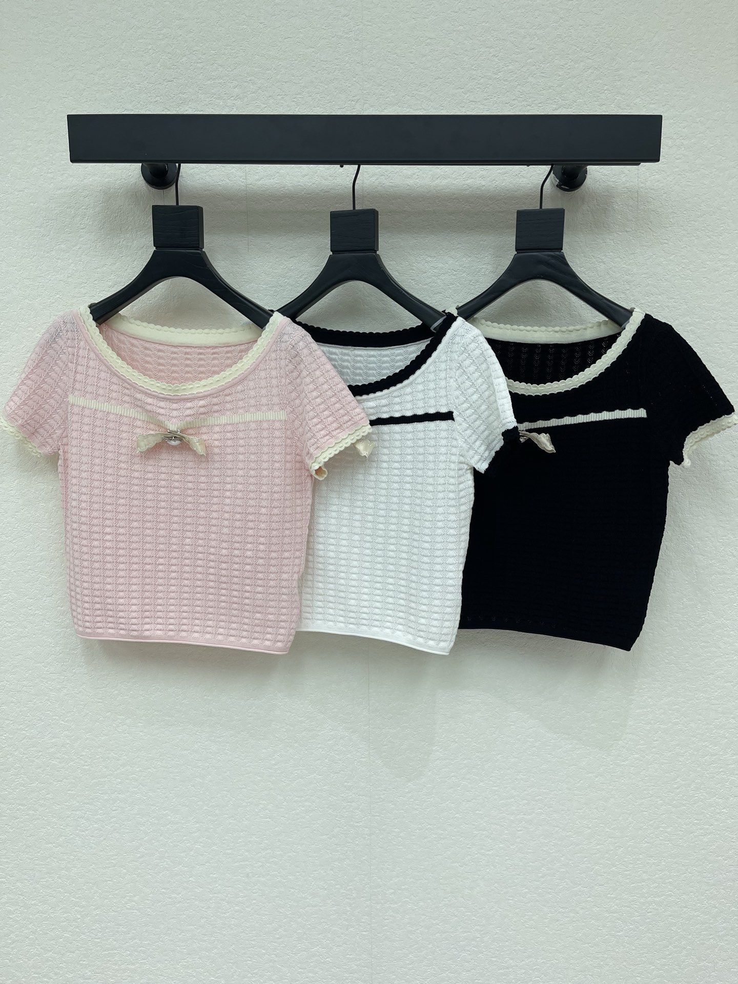 NO:956546,VALENTIN*26 new early autumn contrast color bow knitted short sleeves!  Customized silk wool material, comfortable and close-fitting to wear. The boat-shaped collar highlights the collarbone, contrasting wavy edges + three-dimensional bow, which is sweet and exquisite and can be easily worn in daily life or light formal occasions. Pair it with high-waisted shorts or skirts, and you can easily get the retro palace style!  SML,,valentino,skirts,shorts,T-shirt,19860909VALENTIN*26早秋新款撞色蝴蝶结针织短袖！定制丝毛材质,穿着舒适贴身.船型领凸显锁骨,撞色波浪边+立体蝴蝶结,甜美又精致日常或轻正式场合都能轻松驾驭.搭配高腰短裤或半裙,复古宫廷风轻松get！SML,,valentino,skirts,shorts,T-shirt,,Women's clothing