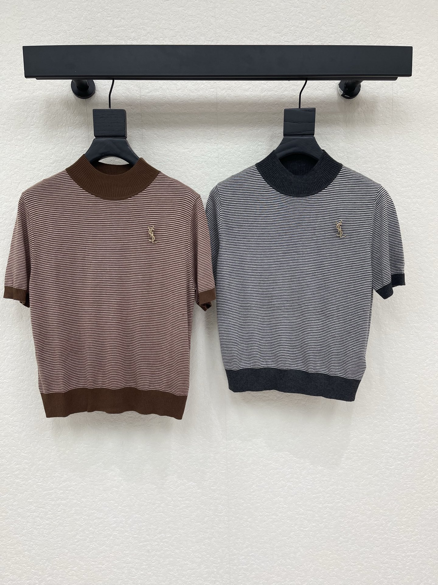 NO:956540,Ysl*26 early autumn new style half turtleneck striped knitted short sleeves!  Customized wool blended knitted yarn material, delicate, soft and comfortable, classic retro contrasting stripes intertwined, front hardware letter brooch decoration, freely adjustable, showing high-end fashion, regular fit to wear fashionable temperament, retro fashion style!  SML,,saint laurent,T-shirt,brooch,breastpin,19860909Ysl*26早秋新款半高领条纹针织短袖！定制羊毛混纺针织纱线材质 细腻柔软舒适 经典复古撞色条纹交织 前襟五金字母胸针装饰 自由调节 彰显高级时髦 常规版型穿出时髦气质 复古时髦风格！SML,,saint laurent,T-shirt,brooch，breastpin,,Women's clothing