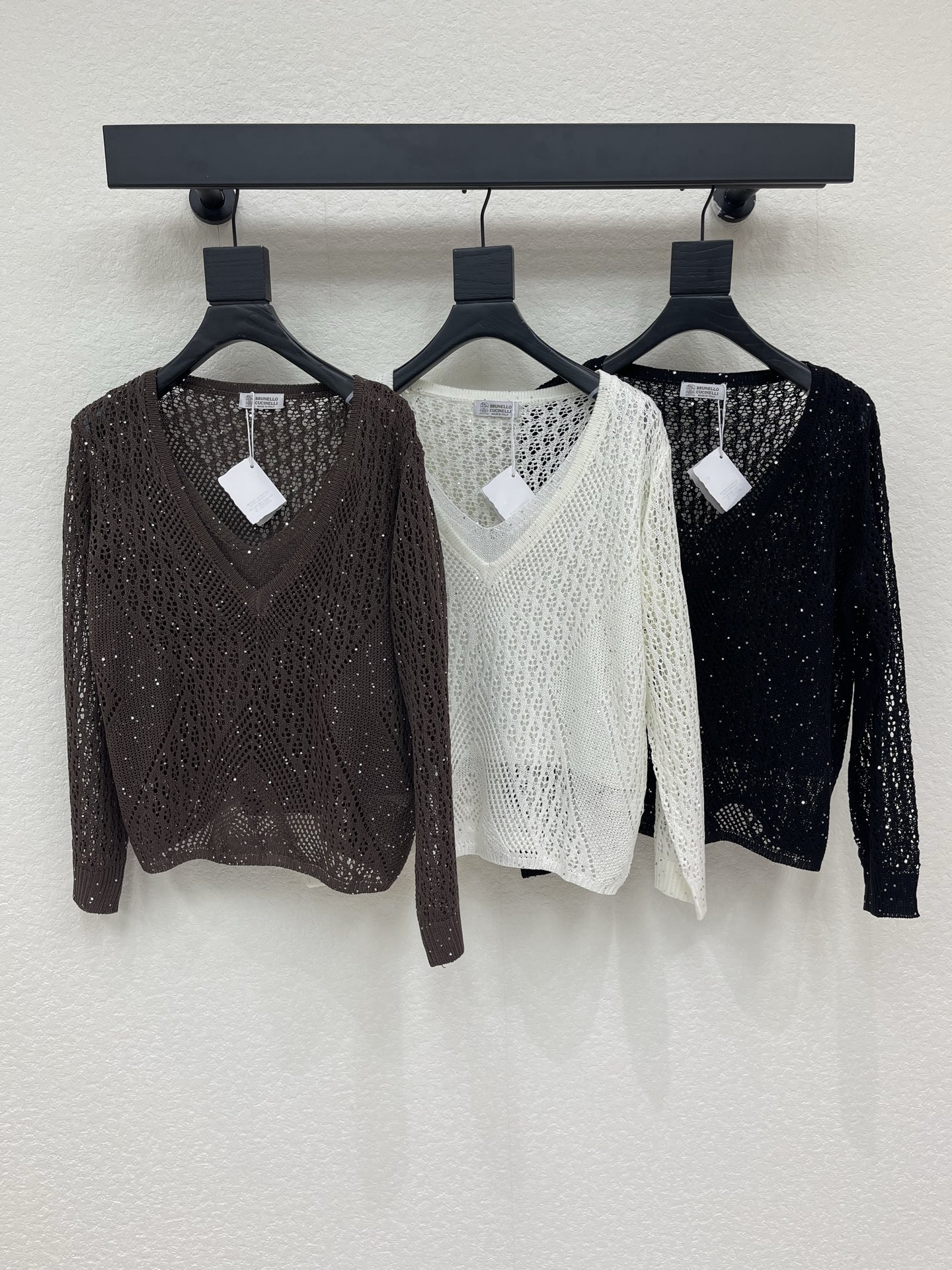 NO:956526,Brunello cucinell*Bc*26 new early autumn V-neck hollow sweater, long-sleeved, loose-fitting fabric, soft sequin embellishment, and super design details. It can be easily worn for commuting, daily life, and parties. It goes well with jeans or skirts. It is versatile and easy to switch between multiple styles~SML,, brunello cucinelli, skirts, jeans,19860909Brunello cucinell*Bc*26早秋新款V领镂空针织衫,长袖宽松版型面料柔软 亮片点缀,细节超有设计感,通勤、日常、聚会都能轻松驾驭,搭配牛仔裤或半裙都很出彩,百搭不挑人,轻松切换多种风格～SML,,brunello cucinelli,skirts,jeans,,Women's clothing