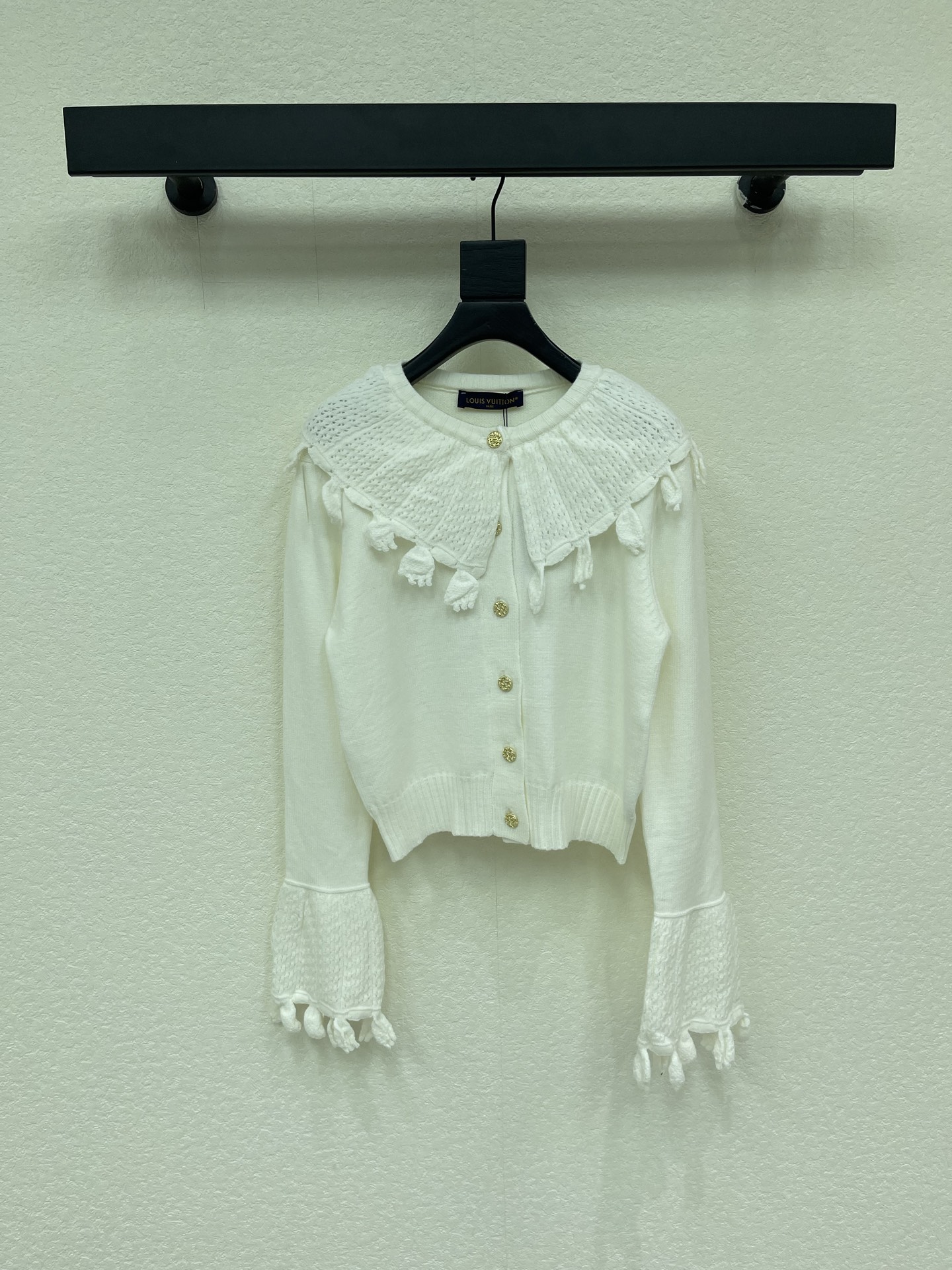 NO:956510,Louis Vuitto*26 early autumn new style synchronized with Ouyang Nana's three-dimensional tassel cape design round neck cardigan!  Three-dimensional hand-crocheted tassels. Customized wool yarn. Comes with a retro filter. The round-neck style is neat and eye-catching. The soft and waxy texture is versatile for daily use. Wearing it alone is a French retro girl. Layering it inside makes it look more layered. A gentle formula to unlock high-end luxury wear in autumn and winter~SML l,,louis vuitton,19860909Louis Vuitto*26早秋新款同步 欧阳娜娜同款 立体流苏斗篷设计圆领开衫！立体手工钩花流苏 定制羊毛纱线 自带复古滤镜 圆领版型利落吸睛 软糯质感日常又百搭 单穿是法式复古少女 叠穿内搭更显层次 一件解锁秋冬高奢穿搭的温柔公式～SML l,,louis vuitton,,Women's clothing