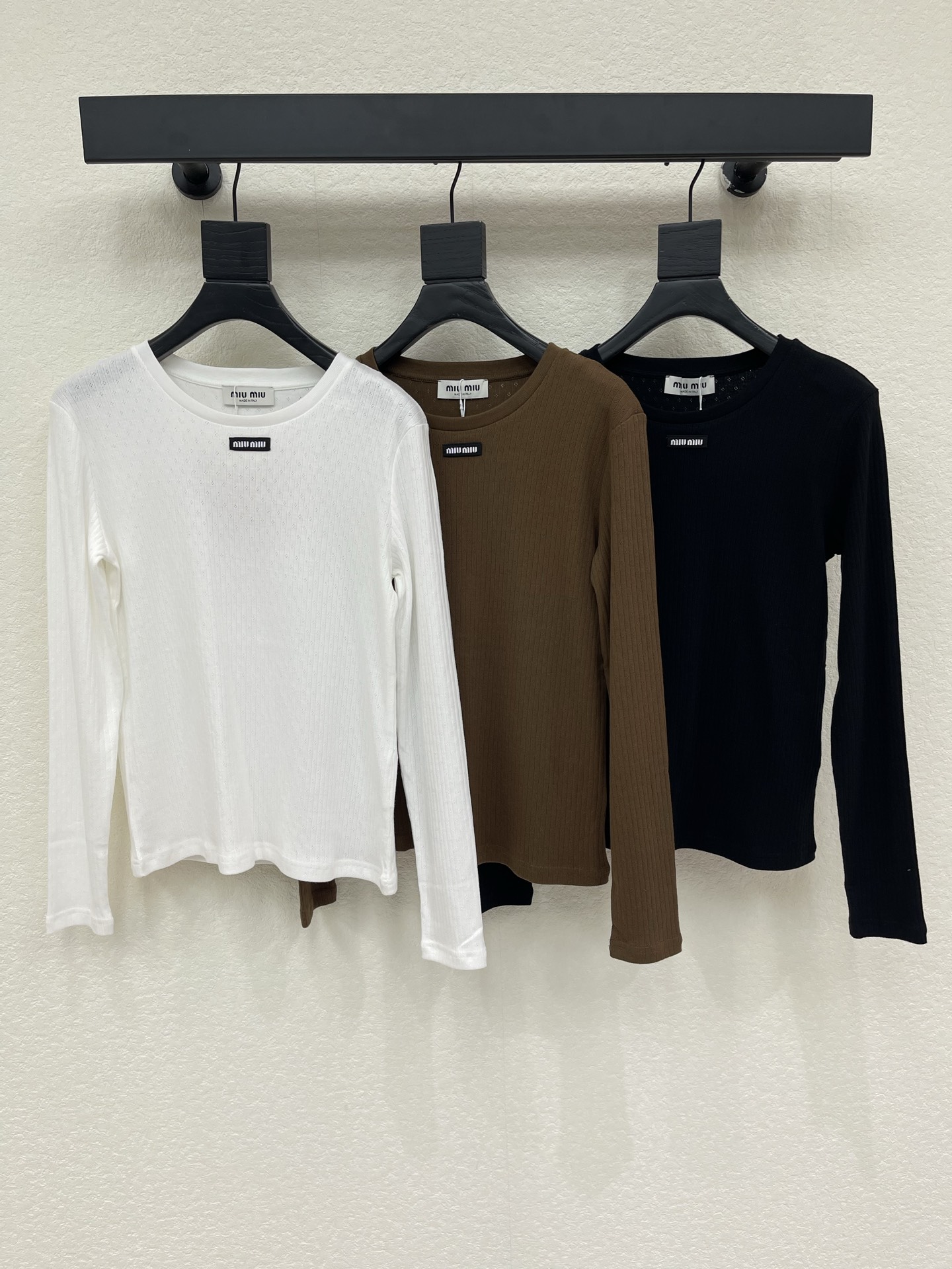 NO:958707,Miumi*26 early autumn new style pitted round neck long-sleeved bottoming T, three soft colors to choose from. The delicate vertical grain fabric is soft and skin-friendly, with its own texture, and the small woven label on the chest is a low-key mark of the brand style. The simple and slim short version cleverly optimizes body proportions. It is fresh and simple to wear alone, and it is also a layering artifact in autumn and winter. It is suitable for jackets and vests, and can easily create a retro girl's daily style. SML,, miumiu, jackets & coats,19860909Miumi*26早秋新款坑条圆领长袖打底T,三色温柔甄选.细腻竖纹面料软糯亲肤,自带肌理质感,胸前织唛小标低调标识品牌格调.简约修身短款版型,巧妙优化身材比例.单穿清新简约,亦是秋冬叠搭神器,适配外套、马甲,轻松打造复古少女日常轻奢造型.SML,,miumiu,jackets & coats,,Women's clothing
