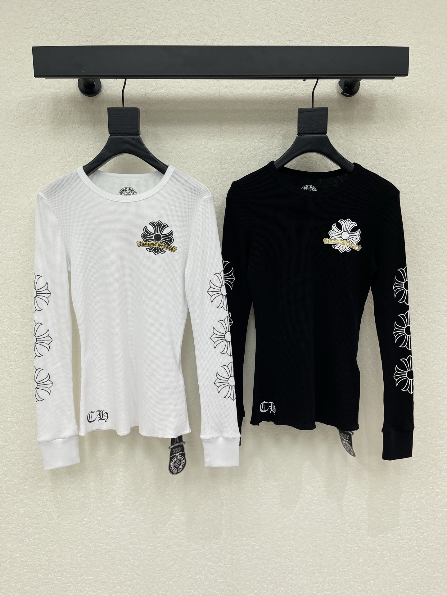 NO:958700,Chrome Heart*26 new early autumn product, black and white waffle long-sleeved bottoming T, classic round neck with slim fit, softly outlines the body shape. The cross embroidery on the chest is exquisite and eye-catching, and the continuous floral pattern on the sleeves is highly recognizable. The textured fabric is breathable and skin-friendly, and the slightly arc design at the hem adds a sense of detail. It can be worn alone to create a cool outfit, or can be used as a layered jacket to easily control the light luxury street style. SML,, chrome hearts, chrome hearts, jackets & coats,19860909Chrome Heart*克罗心26早秋新品 黑白两色华夫格长袖打底T,经典圆领搭配修身剪裁,柔和勾勒身形.胸前十字刺绣精致亮眼,袖身连续花卉纹样极具辨识度.肌理面料透气亲肤,下摆微弧设计增添细节感.可单穿打造酷感穿搭,也能作为内搭叠搭外套,轻松驾驭轻奢街头风格.SML,,chrome hearts,chrome hearts,jackets & coats,,Women's clothing