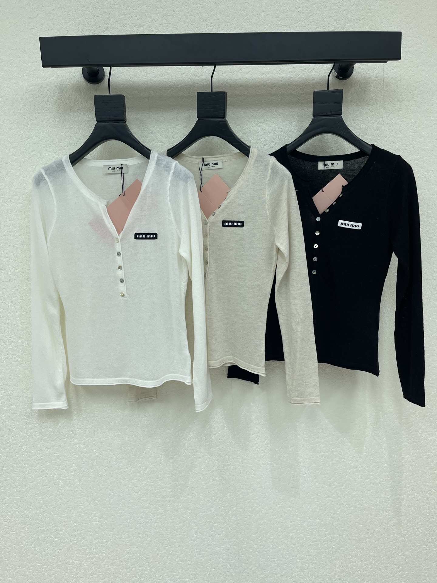 NO:957706,Miumi*26 new early autumn V-neck long-sleeved sweater, with fine ribbed texture, buttons on the front, and embroidered logo patch on the left chest. The version is slim-fitting, making it an everyday item that combines French elegance with brand recognition!  SML,,miumiu,19860909Miumi*26早秋新款V领长袖针织衫,衣身细罗纹肌理,纽扣前襟,左胸logo刺绣贴片.版型偏修身,是一件兼具法式优雅与品牌辨识度的日常单品！SML,,miumiu,,Women's clothing
