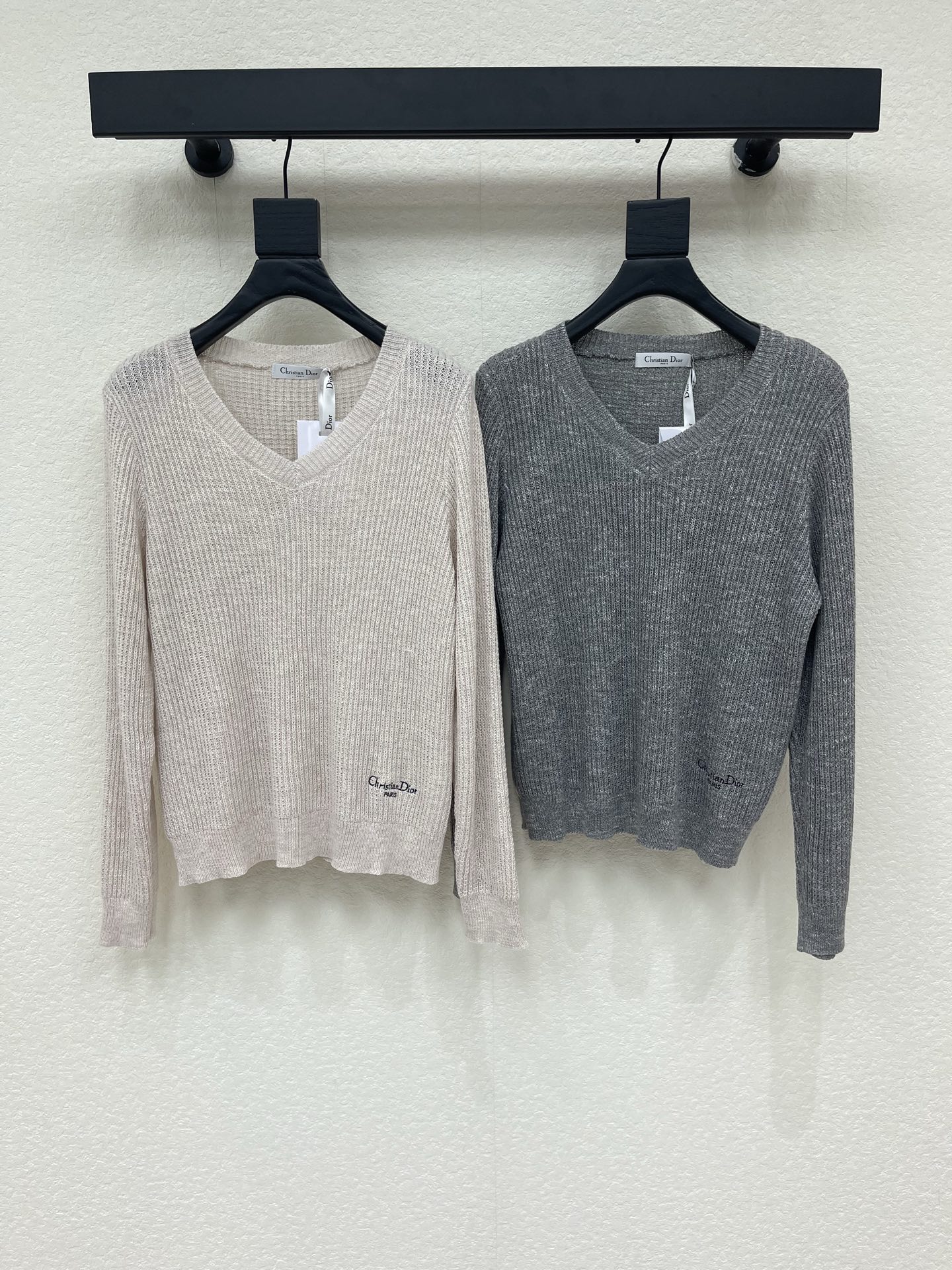NO:958726,Dio*26 new early autumn V-neck long-sleeved knitted sweater!  Customized wool yarn material, soft and comfortable, high-quality texture, V-neck pullover long-sleeved cut, all-over flat-knit crochet, visually slimming, embroidered letter logo on the hem, highlighting the brand's luxurious tone, regular loose fit design, tolerant of body shape, improved lines, making the outfit look slimmer and more fashionable!  SML,,dior,sweaters,19860909Dio*26早秋新款V领长袖针织毛衣！定制羊毛纱线材质 柔软舒适 质感高级 V领套头长袖剪裁 通体平针钩织 视觉显瘦 衣摆刺绣字母徽标 凸显品牌奢华调性 常规宽松版型设计 包容身材 改善线条 让穿搭显瘦而时髦！SML,,dior,sweaters,,Women's clothing