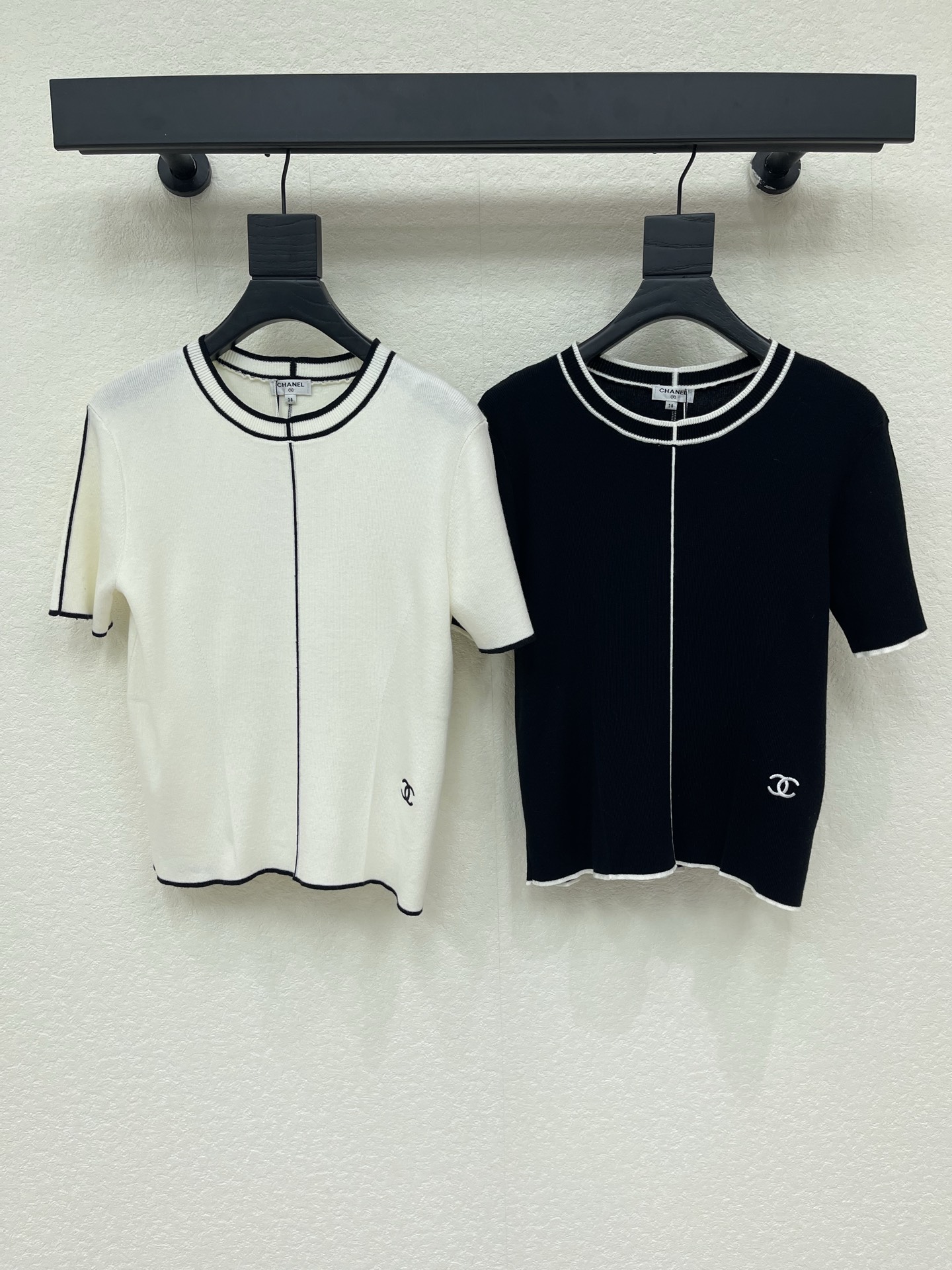 NO:958720,CHANE*26 new early autumn contrasting color round neck knitted short sleeves!  Customized silk wool yarn weaving, soft and skin-friendly, comfortable and stylish, knitted short-sleeved cut, black and white contrasting colors all over, embroidered logo on the waist echoing the strong retro medieval style, slim fit, fashionable and slimming!  SML,,chanel,T-shirt,19860909CHANE*26早秋新款撞色圆领针织短袖！定制丝毛纱线织造 柔软亲肤 舒适有型 针织短袖剪裁 通体黑白撞色 腰侧刺绣徽标呼应 复古中古风格强烈 修身版型时髦显瘦！SML,,chanel,T-shirt,,Women's clothing