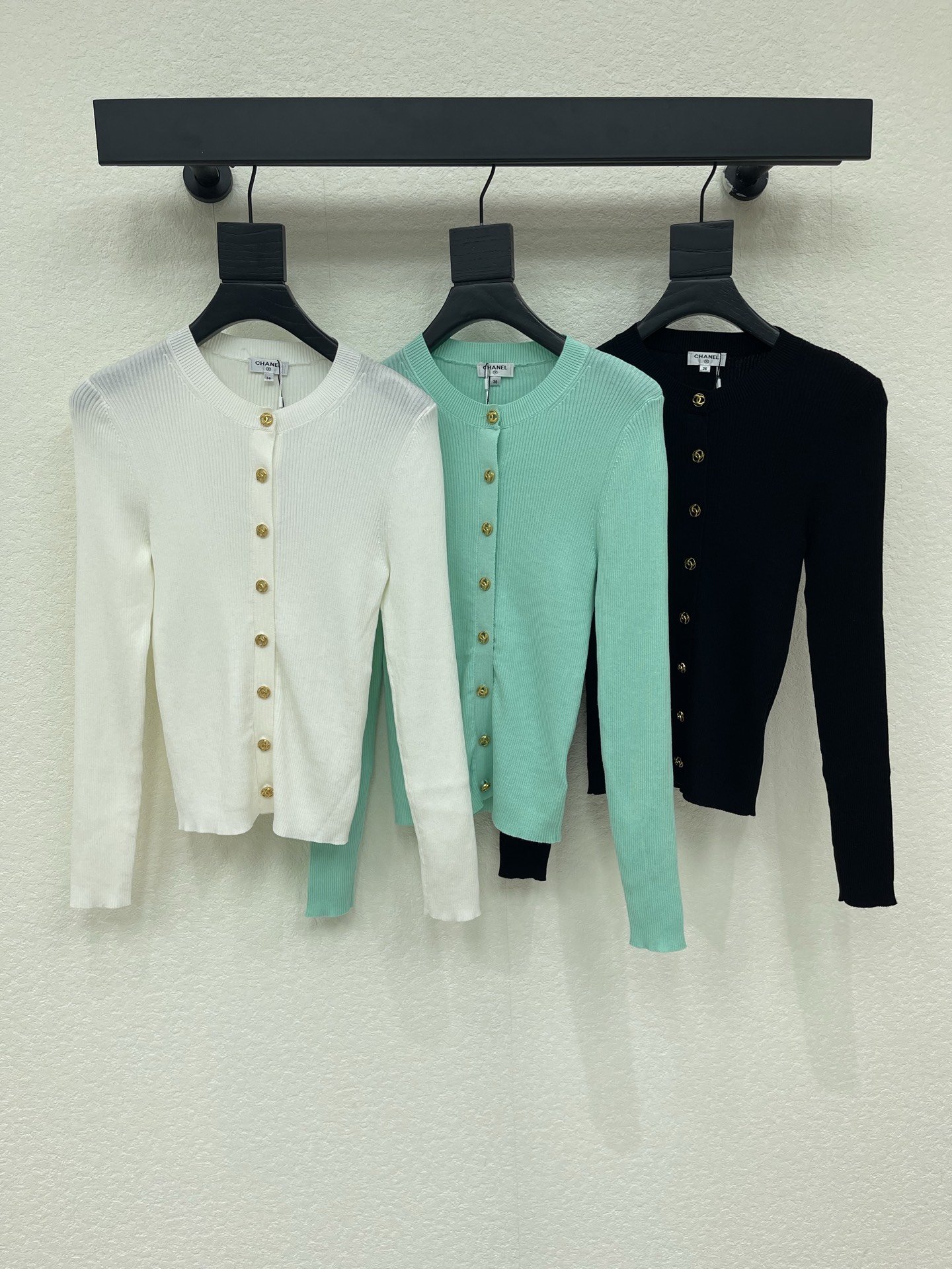 NO:958708,CHANE*26 new early autumn round neck long-sleeved knitted cardigan!  Customized wool fabric, high-quality texture, stretchy and comfortable, round neck design to modify the neck line, double C button decoration, elastic slim fit, comfortable to wear and slimming!  It can be easily worn for daily commuting and leisure. Paired with high-waisted pants or skirts, it is elegant and casual, low-key and textured!  SML,,chanel,skirts,19860909CHANE*26早秋新款圆领长袖针织开衫！定制羊毛面料,质感高级,弹力舒适,圆领设计修饰颈部线条,双C纽扣装饰,弹力修身版型,穿搭舒适显瘦！日常通勤、休闲都能轻松驾驭.搭配高腰裤或半裙,优雅随性,低调又有质感！SML,,chanel,skirts,,Women's clothing