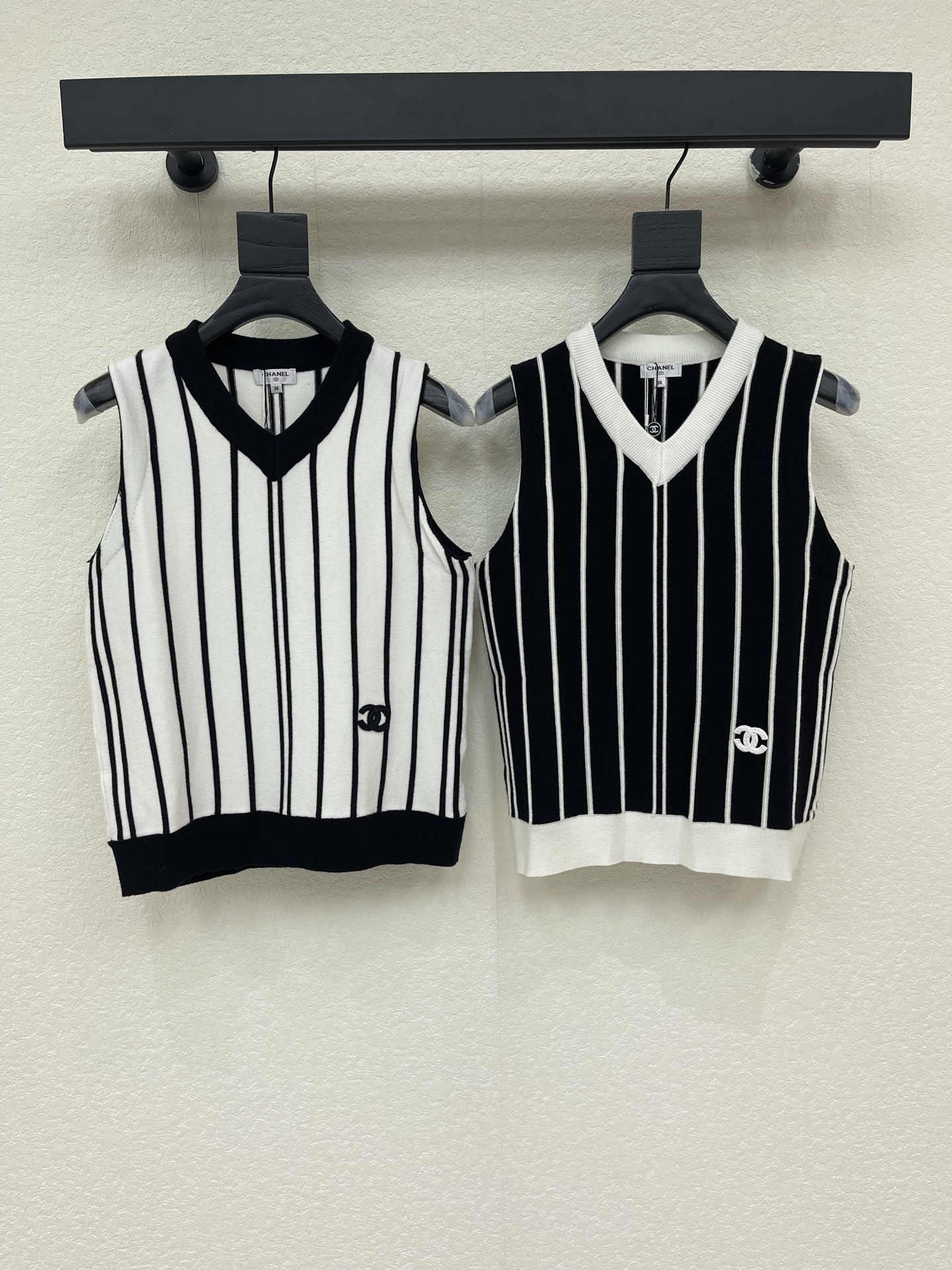 NO:958688,Chane*26 new early autumn V-neck sleeveless knitted vest vest, with vertical stripes rib texture on the body, a short and slim fit, and double C logo embroidery on the hem. There are two options: black stripes on white background and white stripes on black background. It is an everyday item with both academic feel and brand recognition!  SML,,chanel,19860909Chane*26早秋新款V领无袖针织背心马甲,衣身竖条纹罗纹肌理,版型偏短款修身,下摆有双C logo刺绣.白底黑条纹与黑底白条纹两款可选,是一件兼具学院感与品牌辨识度的日常单品！SML,,chanel,,Women's clothing