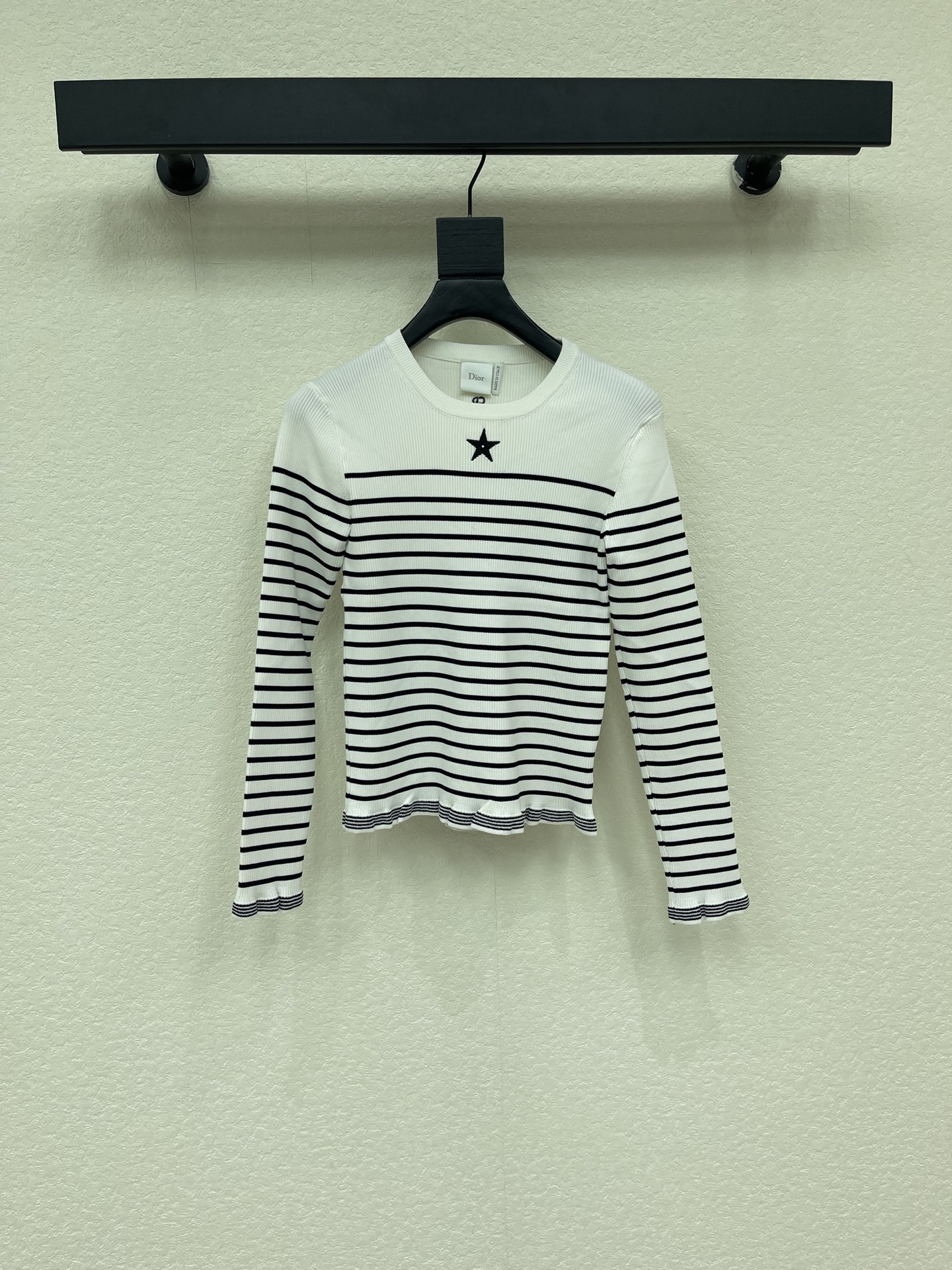 NO:957690,Dio*26 new early autumn striped wool long-sleeved sweater, soft and warm. Black and white stripes + star embroidery on the chest, simple and exquisite, highly recognizable. The ruffle design on the hem adds a sense of femininity, and is slim-fitting. It is OK to wear alone or layered in autumn and winter!  Paired with jeans and skirts, you can easily get French elegance or casual style, and you can wear it for daily commuting and dating with a high-end feel. SML, dior, skirts, jeans,19860909Dio*26早秋新款条纹羊毛长袖针织衫,柔软又保暖.黑白条纹+胸前星星刺绣,简约精致,辨识度超高.下摆荷叶边设计,增添柔美感,修身剪裁,秋冬单穿或内搭都很OK！搭配牛仔裤、半裙,轻松get法式优雅or休闲风,日常通勤、约会都能穿出高级感.SML,,dior,skirts,jeans,,Women's clothing