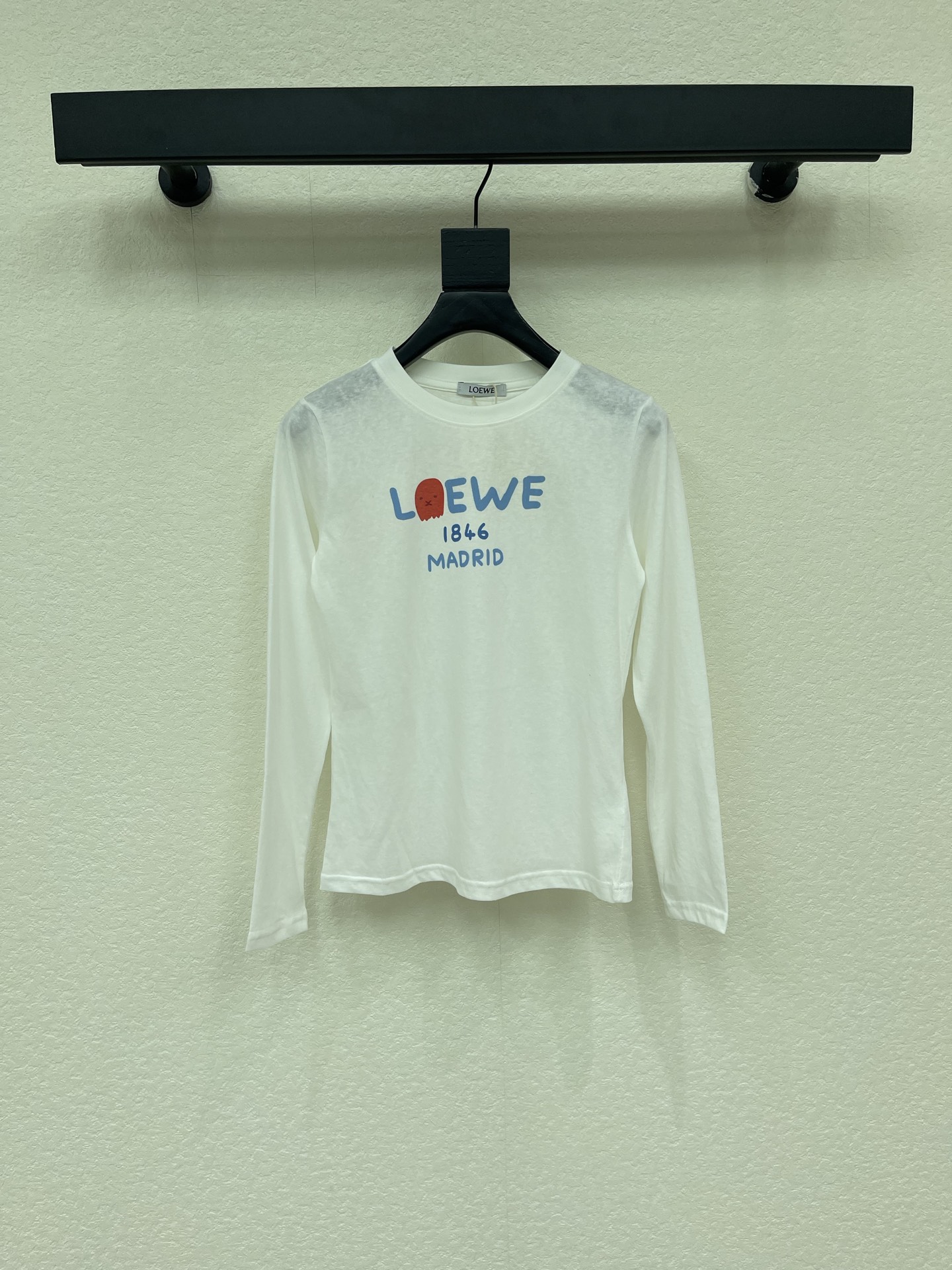 NO:958668,Loew*26 early autumn new round neck long-sleeved bottoming shirt. Imported snowflake cotton material. Soft fabric. Lion head letter print decoration on the chest. Highlights the brand tone. Creates elite and high-intelligence. Slim long-sleeved version tailoring. Casual matching for daily commuting and dating. Also used as sun protection. High-end fashion. SMLXL p,,loewe,19860909Loew*26早秋新款圆领长袖打底衫 进口雪花棉材质 软乎乎的面料 胸前狮子头字母印花装饰 彰显品牌调性 打造精英高智感 修身长袖版型剪裁 日常通勤约会随意搭配穿搭 也当防晒 高级时髦 SMLXL p,,loewe,,Women's clothing