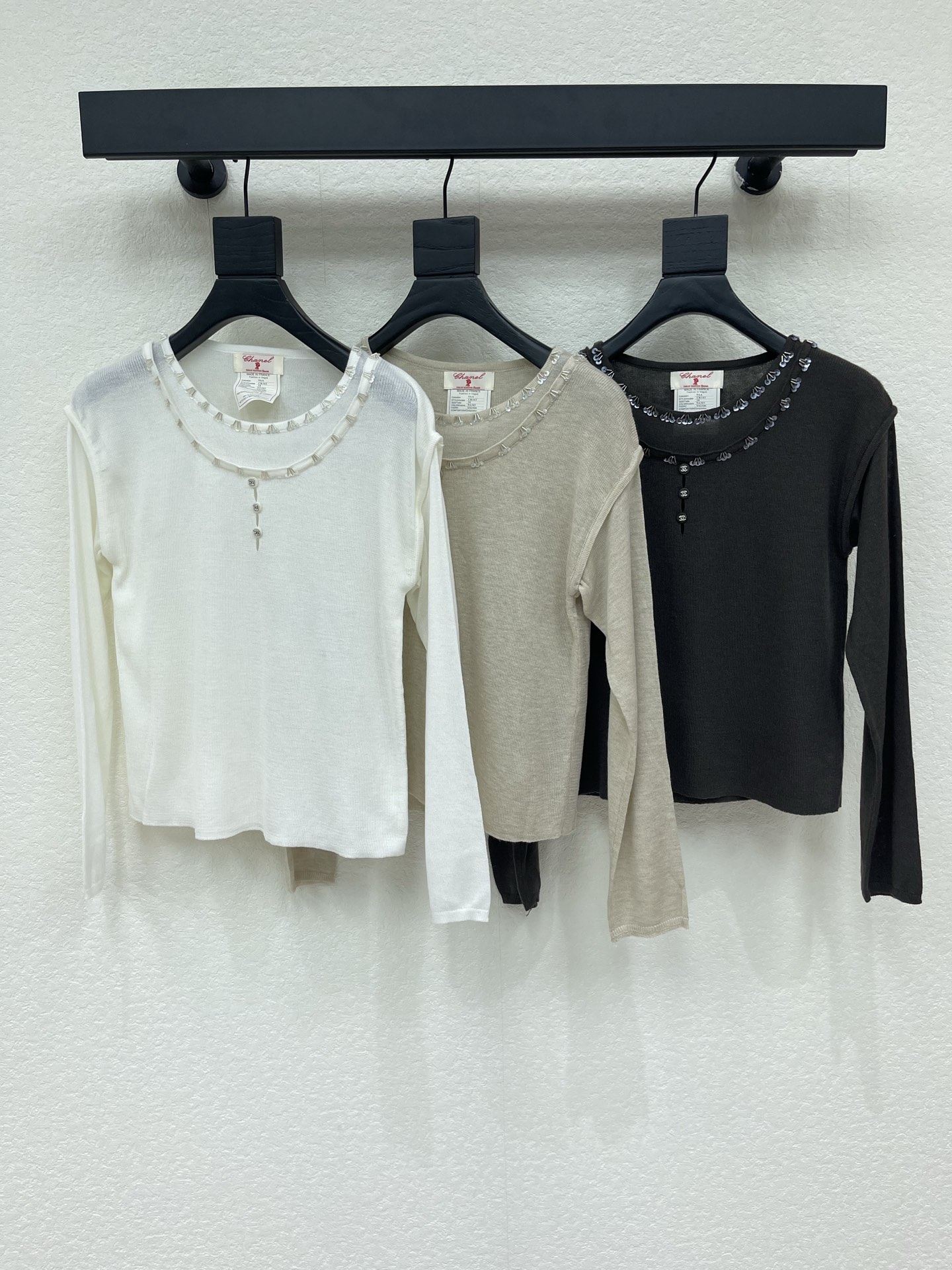 NO:958658,Chane*26 new custom-made cashmere sweater, old money style wear, versatile and beautiful temperament, custom fabric with super elasticity!  The classic colors are both everyday and high-end, a must-have for daily wear!  SML,,chanel,19860909Chane*26新款订钻羊绒针织衫 老钱风穿搭 气质百搭绝美 定制面料弹力超级好！ 经典颜色都是日常又高级, 日常穿搭必备！ SML,,chanel,,Women's clothing