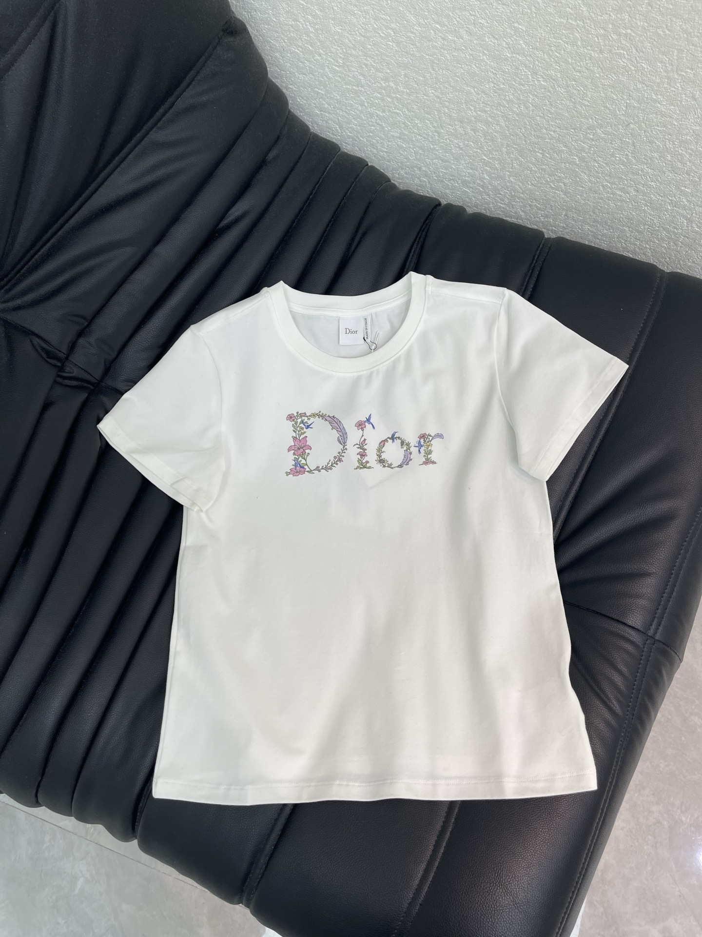 NO:958646,Dio*26 new early autumn floral letter printed short-sleeved T-shirt!  Customized imported twill cotton material, soft and skin-friendly, and breathable. It follows the classic basic round neck design to add layering to the look. The front is decorated with the iconic floral letter print to highlight the brand tone. The development of surface accessories. Round neck short-sleeved T-shirt tailoring. Wear it alone and wear it with high-end fashion!  SML,,dior,T-shirt,tees,t-shirt,19860909Dio*26早秋新款花卉字母印花短袖T恤！定制进口斜纹全棉材质 柔软亲肤透气 沿用经典基础圆领设计 增添造型层次感 前襟饰以标志性花卉字母印花装饰 彰显品牌调性 面辅料开发 圆领短袖T恤剪裁 单穿内搭高级时髦！SML,,dior,T-shirt,tees，t-shirt,,Women's clothing