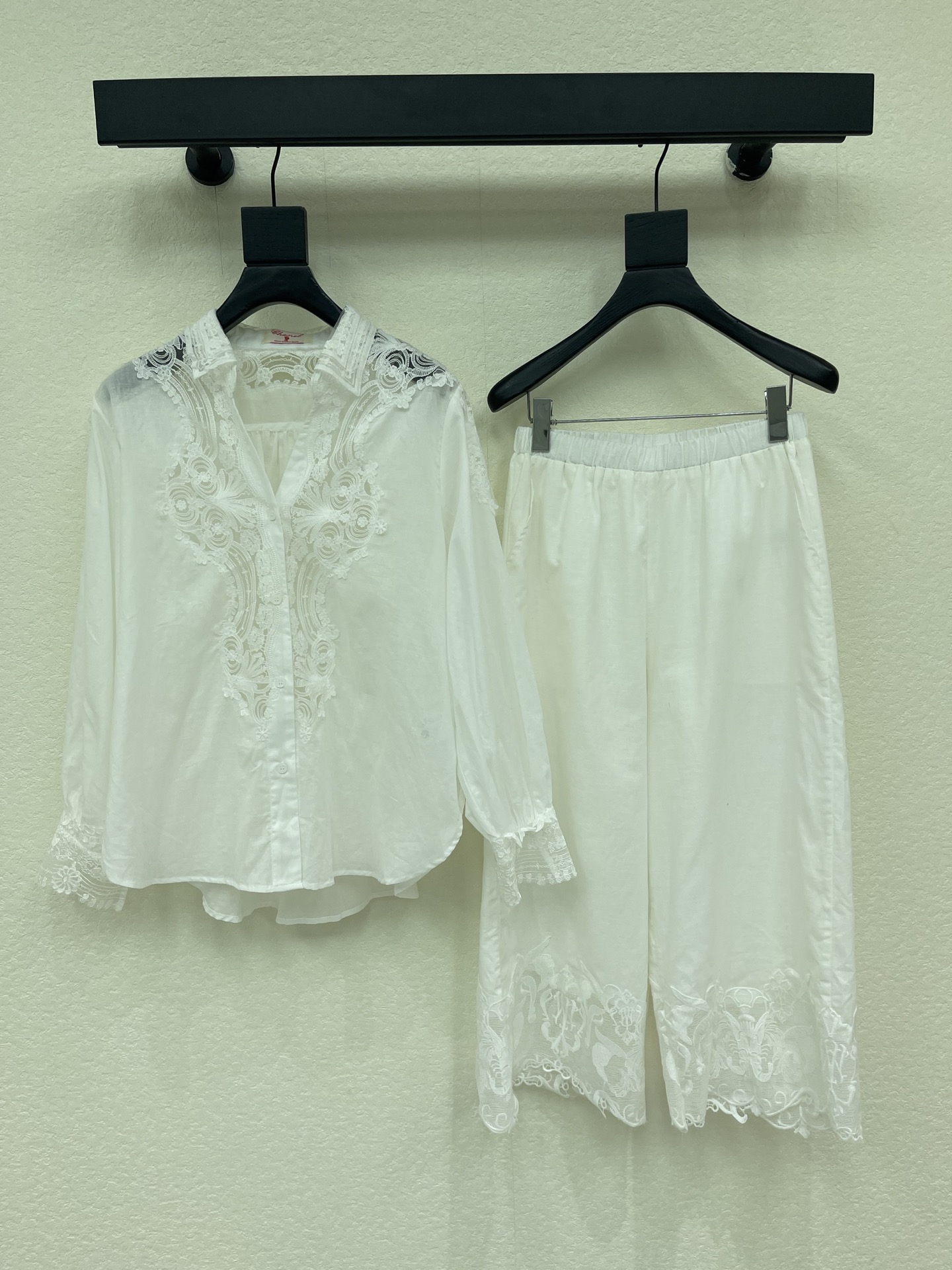 NO:958679,Chane*26 new water-soluble lace embroidered shirt. Exquisite version, high-end and delicate texture. Minimalist regular tailoring. Fashionable personality. Highlights pure desire. Classic and versatile colors. Western style. Reduce age. Can be used in all seasons. Customized fabrics and accessories. Check the version. SML,,chanel,shirts,19860909Chane*26新品水溶花边刺绣衬衫 精致版型,高级肌理细腻 极简主义常规剪裁 个性时髦 彰显纯欲调性 经典百搭色系 洋气 千金减龄 四季都可 定制面辅料 认准版本 SML,,chanel,shirts,,Women's clothing