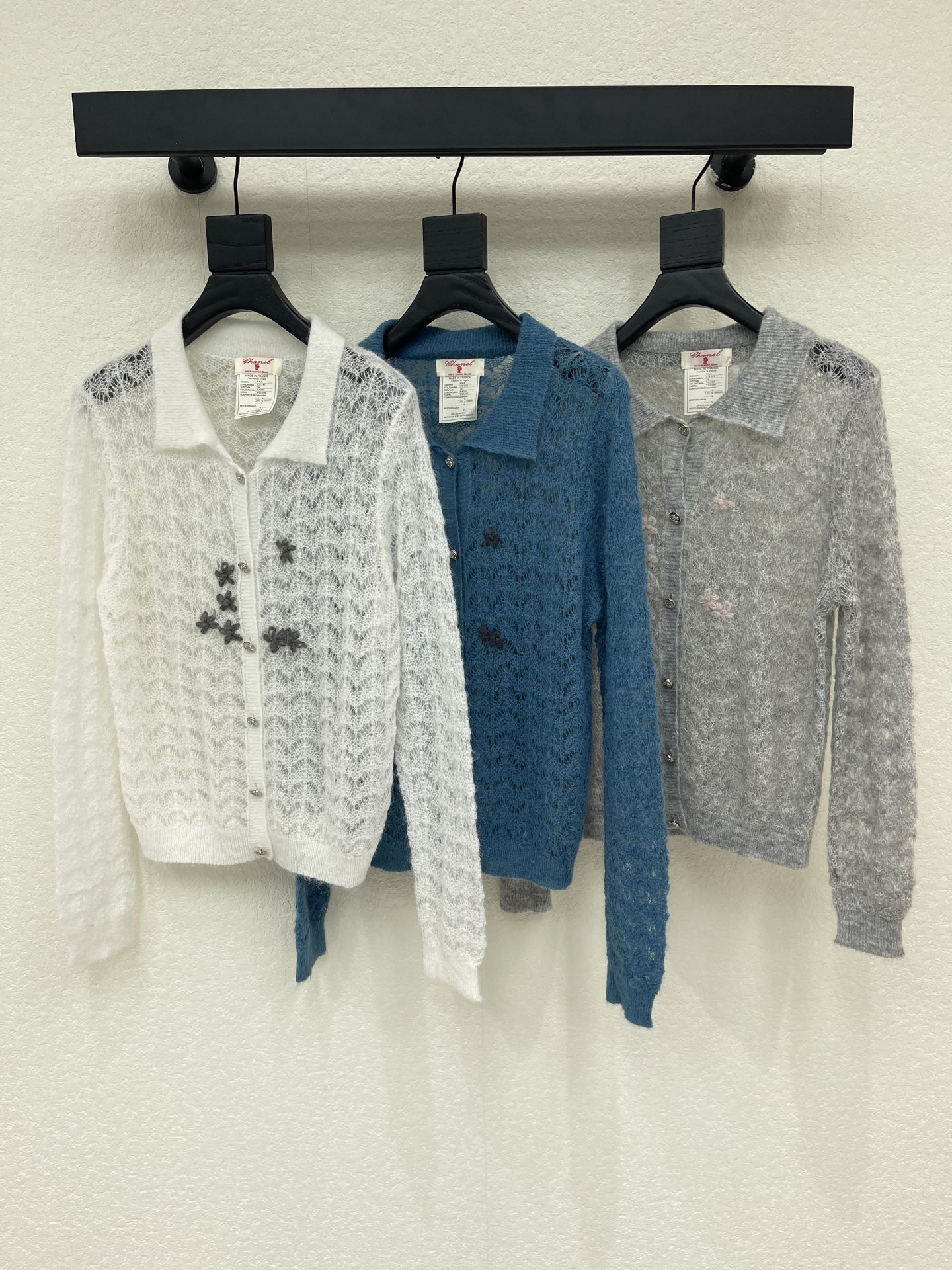 NO:958665,Chane*26 new mohair lapel crochet knitted cardigan, high-end fabrics, French lapels make the neck slender, neatly cut, and the upper body feels comfortable to everyone who wears it!  The classic colors are elegant and high-end, a must-have for goddesses in daily wear!  SML,,chanel,19860909Chane*26新款马海毛翻领钩花针织开衫 高订面料,法式翻领衬得脖颈修长,裁剪利落,上身的触感谁穿谁知道的舒服！ 经典颜色都是气质又高级, 女神日常穿搭必备！ SML,,chanel,,Women's clothing