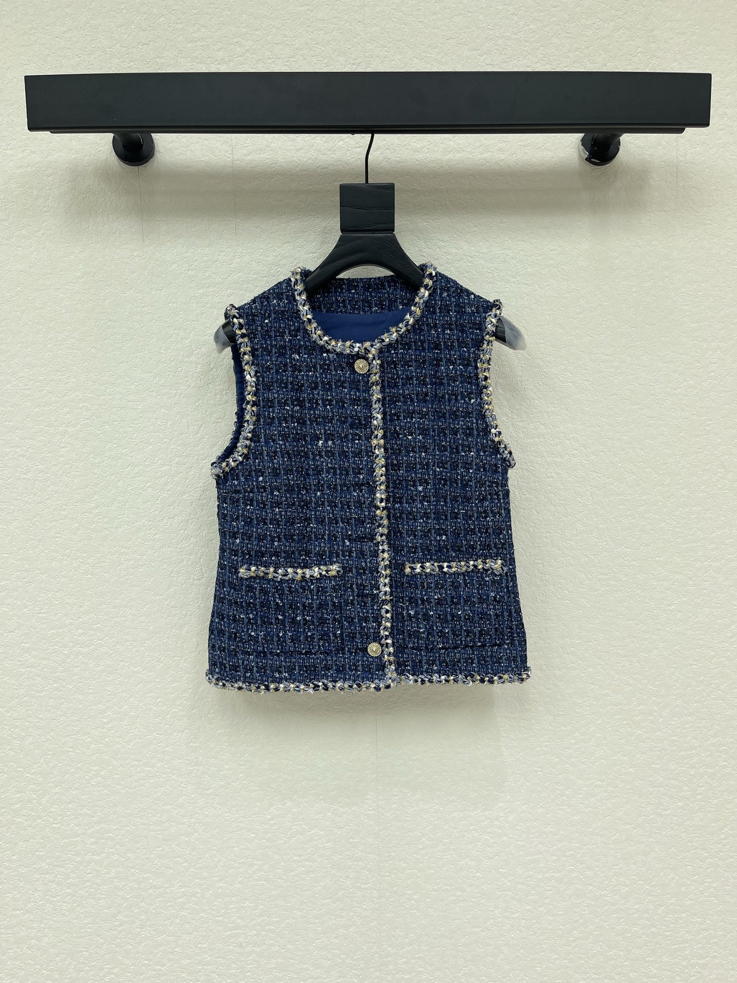 NO:958605,Chane*'s new early autumn product, the small fragrant style woven slub tweed vest jacket. The beautiful high-end colorful yarn woven fabric is super beautiful in real life. The three-dimensional texture is full of exquisiteness. The upper body has a noble temperament. The customized buckle 3D three-dimensional tailoring version is extremely slim. It is easy to wear and looks better. French socialite style is elegant and high-end. A must-have for rich families. SMLXL, chanel, jackets & coats,19860909Chane*早秋新品小香风编织粗纺花呢马甲外套 绝美高级彩纱编织面料实物超美 立体肌理感精致感满满 上身自带一种高贵气质 定制扣3D立体剪裁版型巨显瘦 实穿度高颜值也更高 法式名媛风优雅又高级 富家千金必备SMLXL,,chanel,jackets & coats,,Women's clothing