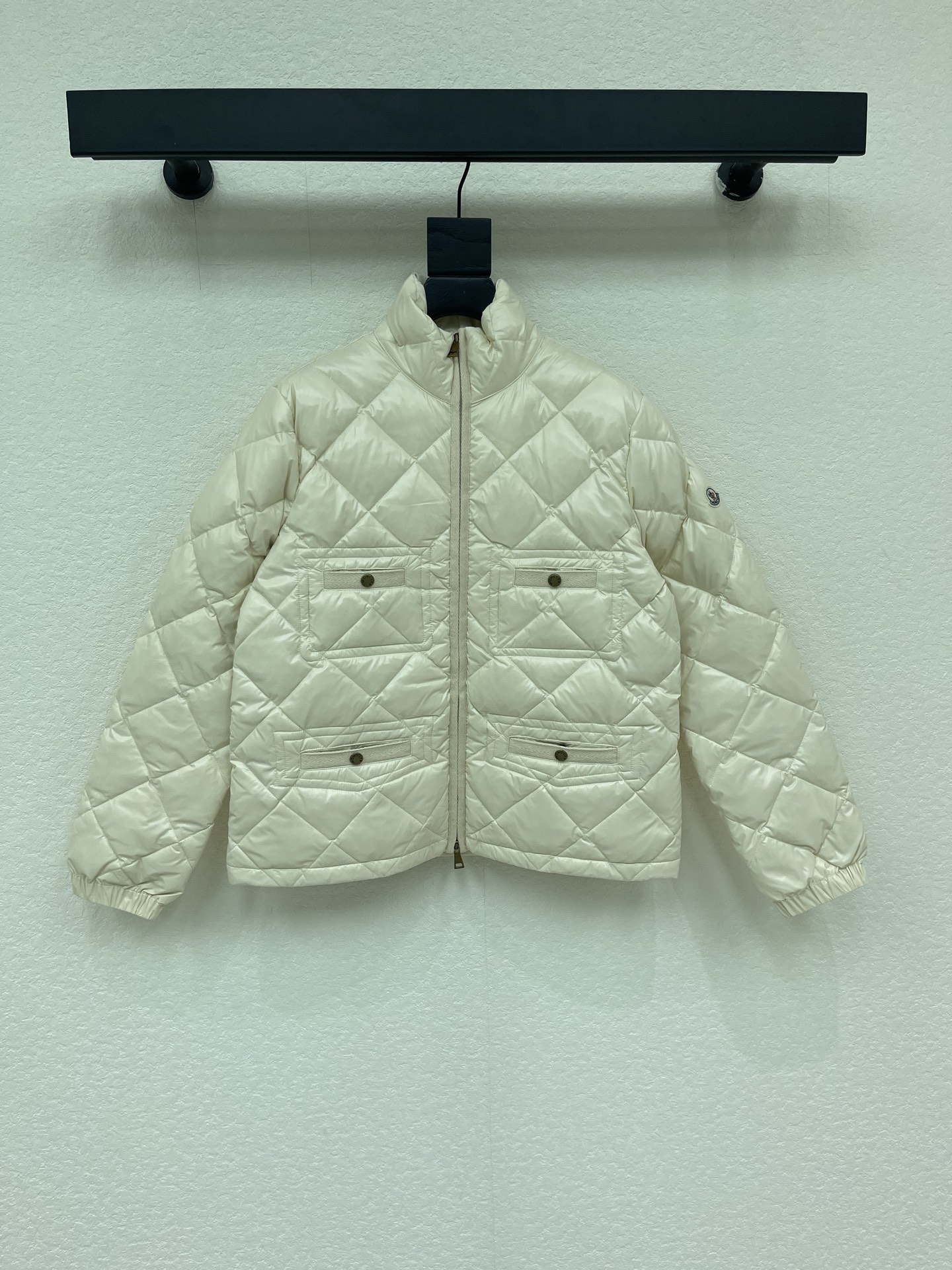 NO:958631,Moncle* 26 new autumn and winter ivory white down jacket. Diamond quilting + four-pocket design, stand-up collar zipper style, very small fragrance feeling. The main highlight is that the short style is good and stuck at the hip position. There is a hidden drawstring on the back to tighten the waist and show proportions. The fabric is light and classic nylon material with a glossy feel. It is velvety and fluffy but not pressed, so it will not look bloated when worn.  Jeans are versatile and can be worn for casual everyday use. They are also very gentle when paired with a skirt. There is almost no choice in style. SML, Moncler, skirts, jeans, down jacket,19860909Moncle*蒙口26秋冬新款象牙白色羽绒服.菱格绗缝 + 四口袋设计,立领拉链款,很有小香风 的感觉.主要亮点是 版型好短款卡在胯骨位置,背后有隐藏抽绳可以收腰,显比例, 面料轻经典尼龙材质带光泽感,充绒蓬松但不压身,穿起来不会显得臃肿 百搭搭牛仔裤休闲日常,配半裙又很温柔,几乎不挑风格 SML,,Moncler,skirts,jeans,down jacket,,Women's clothing