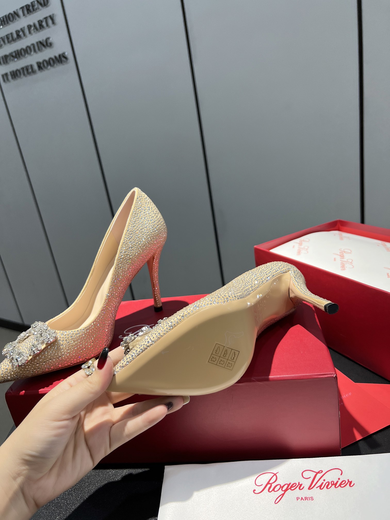 NO:680241,[Rog.. Vivi..] In the early spring of 2025, the classic model of quality RV and chips is here [smile] The upper is made of K9 diamonds, the original last imported from Italy is the latest last, and the shape is very good. The buckle opening mold is also the original grinding tool, decorated with Austrian Swarovski crystals. It is very beautiful, and you can see the sparkling feeling even at night. The original material of the outsole is imported from Italy, and the genuine leather is dyed.  Chips classic models are always in stock all year round, heel height 10cm, 8.5, 6.5, flat bottom, color apricot, black, white, red, Size 35-39 (34 40 customized does not support return code), high-heeled shoes, swarovski, high heels19860909【Rog.. Vivi..】 2025年早春,代购品质RV、chips经典款来了[微笑]鞋面采用K9钻石,意大利引进的原版楦头是最新楦、出来形体非常好呢、 饰扣开模也是原版磨具、采用奥地利施华洛世奇水晶点缀、 非常美、就算在夜里也能看出闪闪的闪烁感、 意大利进口真皮透染大底原版材料、 Chips经典款一年四季不断货现货来袭, 跟高10cm,8.5、6.5、平底 颜色杏色、黑色、白色、红色 Size35-39（34 40定做不支持退换码）,高跟鞋单鞋,swarovski,high heels,Women's Shoes