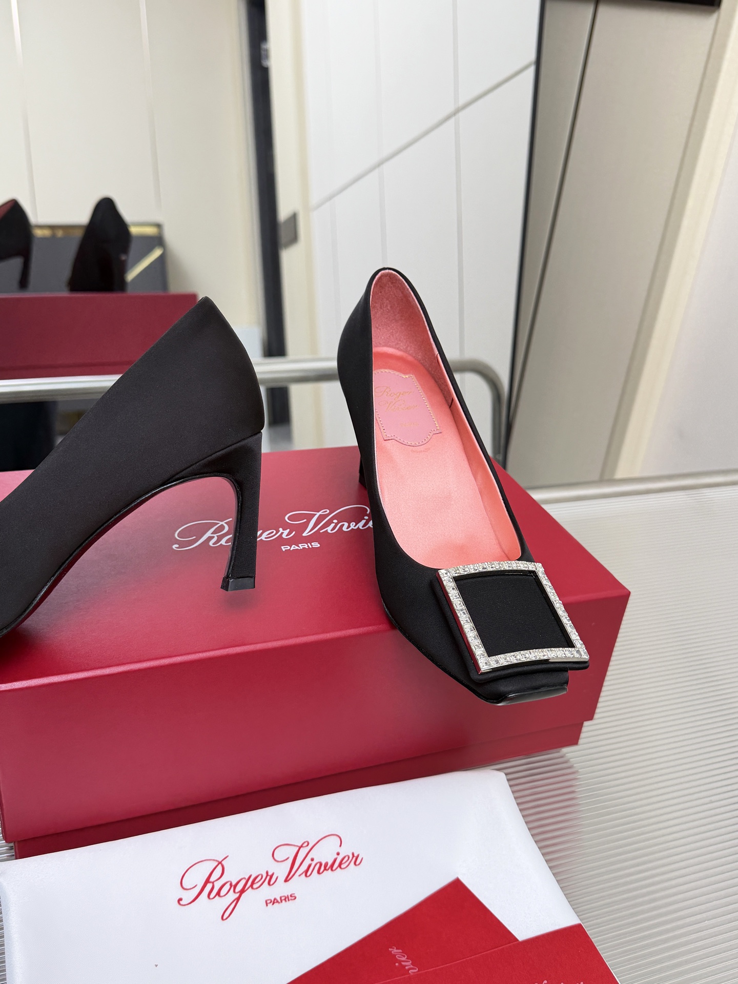 NO:726100,Roger Vivier's 2026 early spring new RV women's shoes Belle Vivier series silk satin high-heeled shoes. This pair of shoes is made of silk satin craftsmanship. It reflects the brand's rhinestones. The square buckle aesthetic stands tall. The iconic diamond buckle shines brightly, each one tells the French craftsmanship. The moment you step on the foot, it shows Vivier's elegance. Above the rhinestone inlaid buckle, the fabric is made of imported silk. Czech super sparkling rhinestone square buckle.  Heel height 4.5cm. 7cm leather outsole. Regular size 34-39 (34/40 customized):, high heels, single shoes, high heels, real silk, Leather soles19860909罗格·维维 2026年早春新款 RV 女鞋 贝尔·维维耶系列丝缎高跟单鞋.本款单鞋以丝缎匠艺制成. 辉映品牌水钻.方扣美学亭亭而立. 标志性钻扣熠熠生辉,每一颗都诉说着法式匠心.上脚的瞬间,尽显维维亚优美雅致. 水钻镶嵌饰扣之上. 面料内一致进口真丝. 捷克超闪水钻方扣. 跟高4.5cm. 7cm 真皮大底. 34-39正码（34/40定做） :,高跟鞋单鞋,high heels,real silk,Leather soles,Women's Shoes