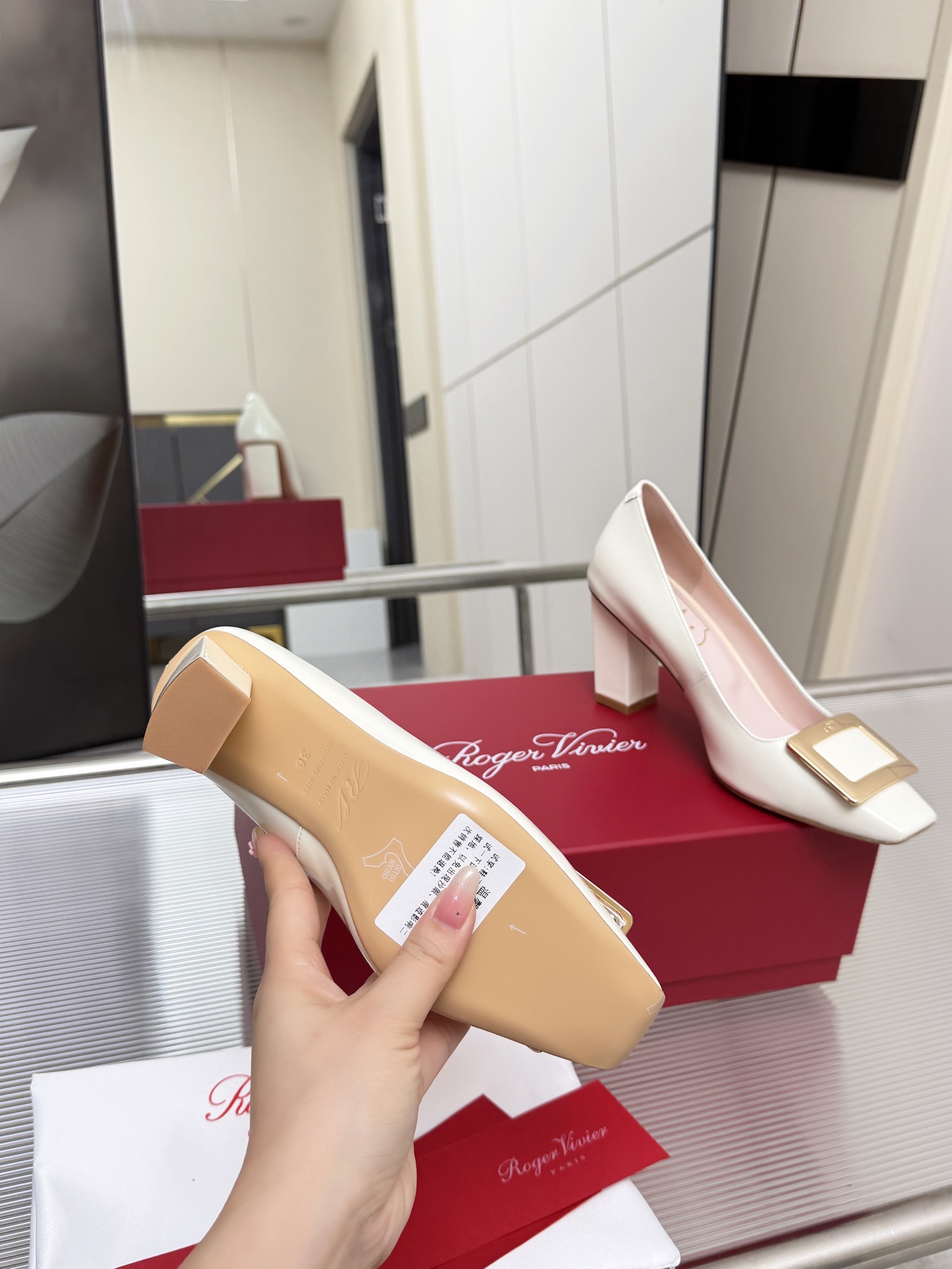 NO:726104,The highest and latest version of the square buckle patent leather series is shipped in the spring and summer of 2026. Needless to say how popular this square-toe shoe is, there are various versions on the market. After years of polishing, we have re-purchased and developed a new version, and finally made a perfect piece that is comparable to ZP.  Brand new thick-plated 18k real gold hardware, no blistering, very full and shiny thickness and texture. Genuine leather outsole with original logo imported from Italy, high density, glossy, with genuine leather fragrance. Heel height 7.0. Color: black, elephant gray, off-white, burgundy. Code number: 35-3934, 40, 41. Customized and non-refundable: high heels, high heels, Leather soles198609092026年春夏季方扣漆皮系列最高、最新版本出货 这款方头单鞋有多火不用说,市面各类版本层出不穷,咱家通过多年打磨,再次重新买版开发,最终做出媲美zp完美之作简直不要太好穿又百搭,这次做的几个色都是超热卖色 最新的方头楦型,材料均从意大利定制回来 鞋面和内里皮料质感和手感非国产皮料可比 全新厚镀18k真金五金,不起泡,厚度质感非常饱满有光泽 原装logo意大利进口真皮大底,高密度、有光泽、带真皮清香 跟高7.0 颜色黑色、大象灰、米白、酒红 码数 35-3934、40、41定制不退换 :,高跟鞋单鞋,high heels,Leather soles,Women's Shoes