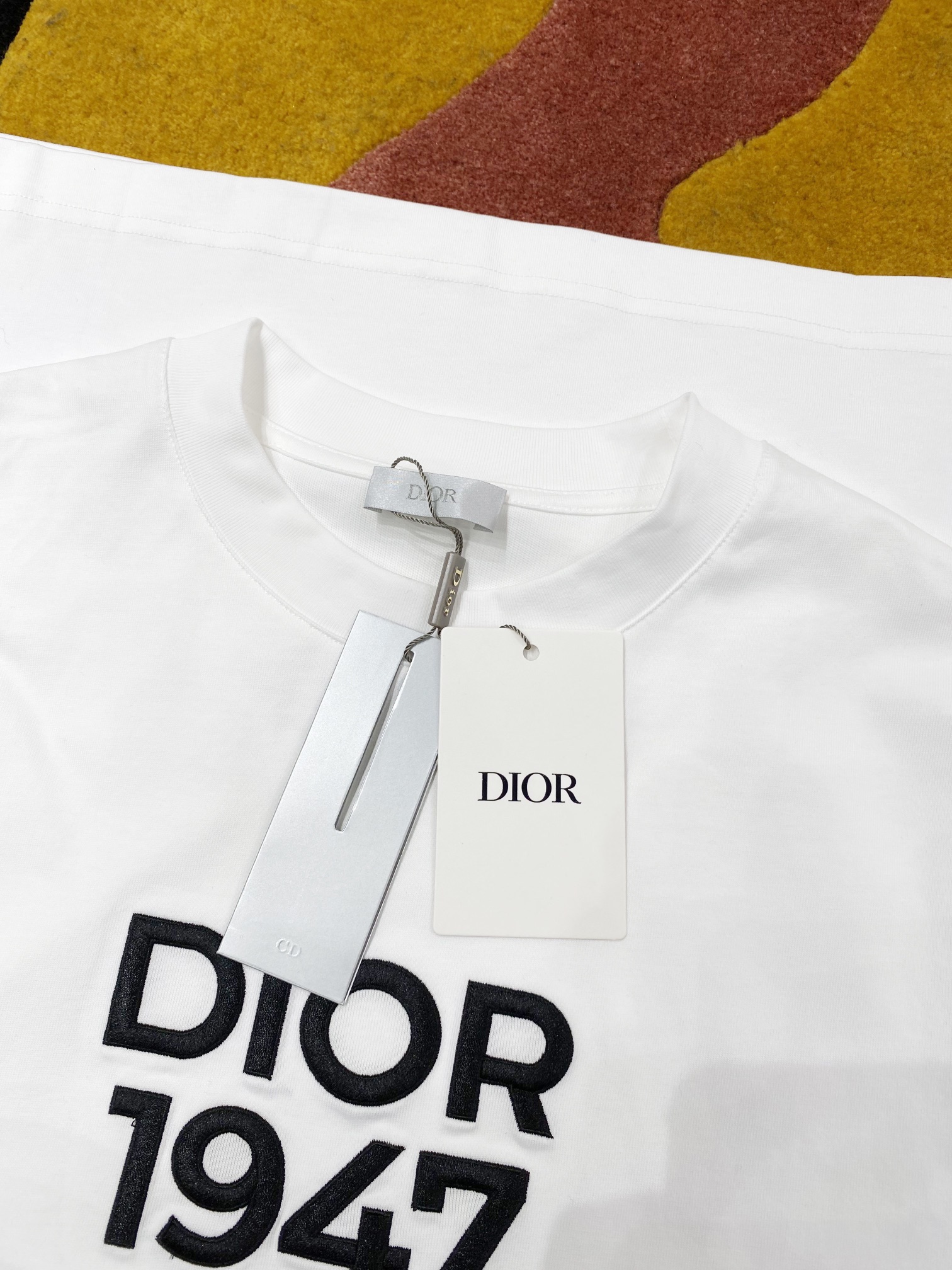   Dio*🆕 2025ss春夏新款棉质圆领短袖T恤 胸前重工刺绣 顶级丝光棉面料定制 标准版型
黑 白