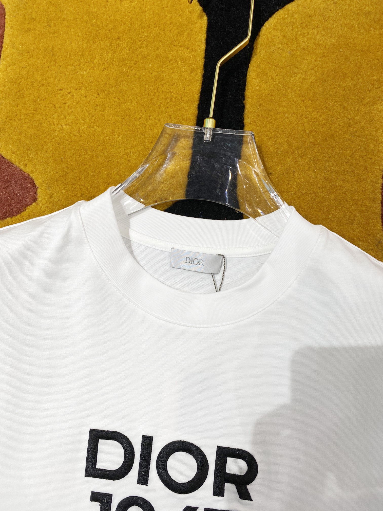   Dio*🆕 2025ss春夏新款棉质圆领短袖T恤 胸前重工刺绣 顶级丝光棉面料定制 标准版型
黑 白