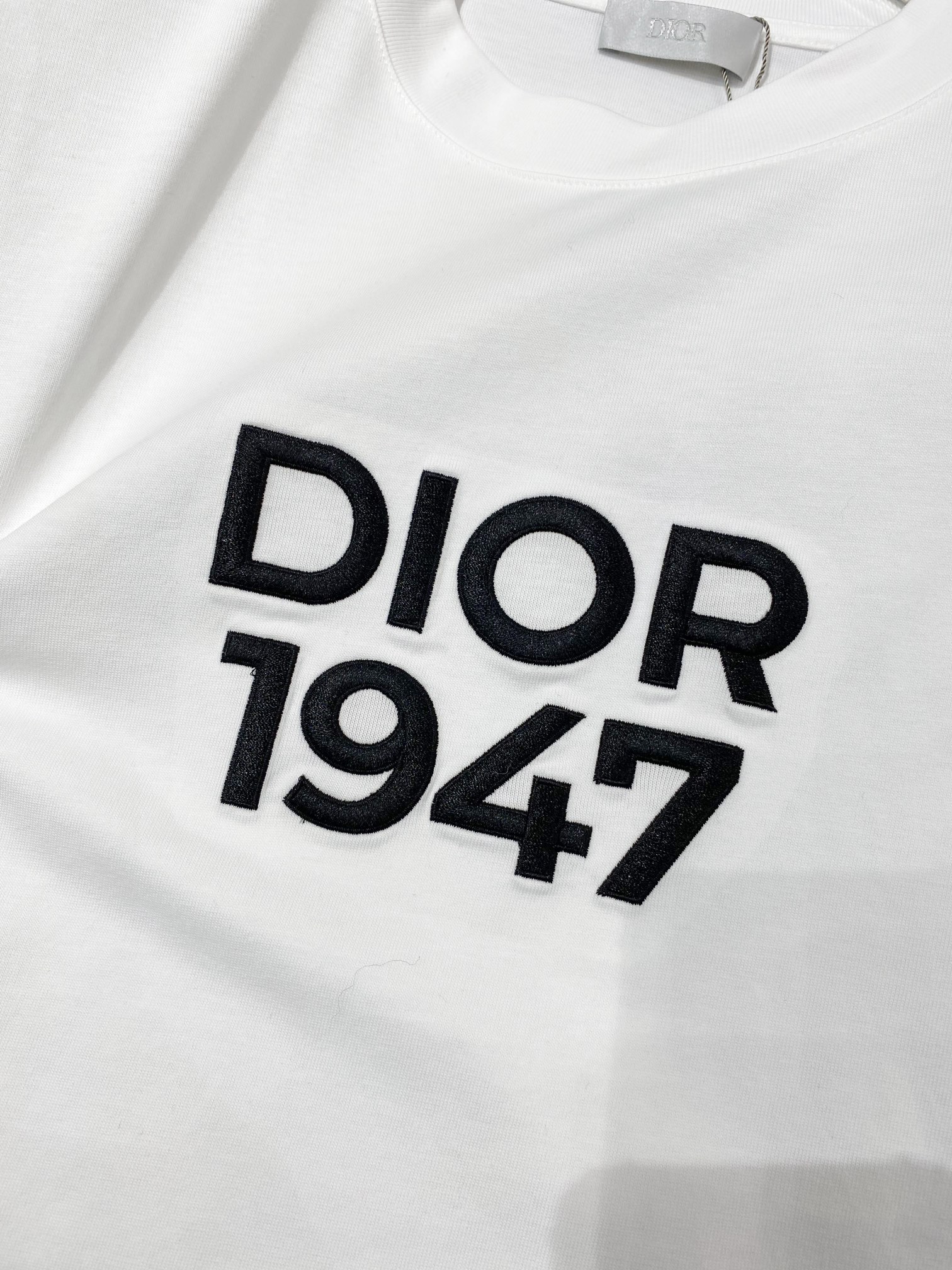   Dio*🆕 2025ss春夏新款棉质圆领短袖T恤 胸前重工刺绣 顶级丝光棉面料定制 标准版型
黑 白