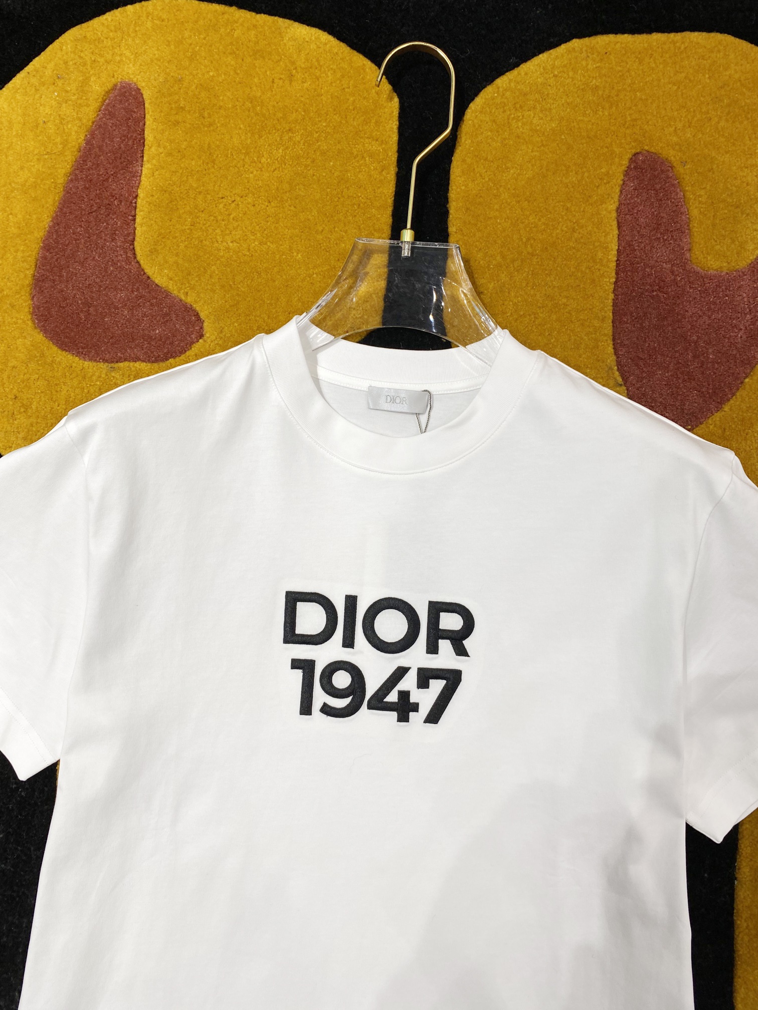   Dio*🆕 2025ss春夏新款棉质圆领短袖T恤 胸前重工刺绣 顶级丝光棉面料定制 标准版型
黑 白