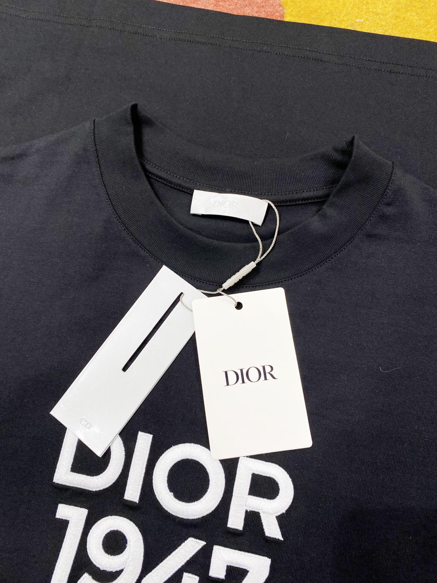   Dio*🆕 2025ss春夏新款棉质圆领短袖T恤 胸前重工刺绣 顶级丝光棉面料定制 标准版型
黑 白