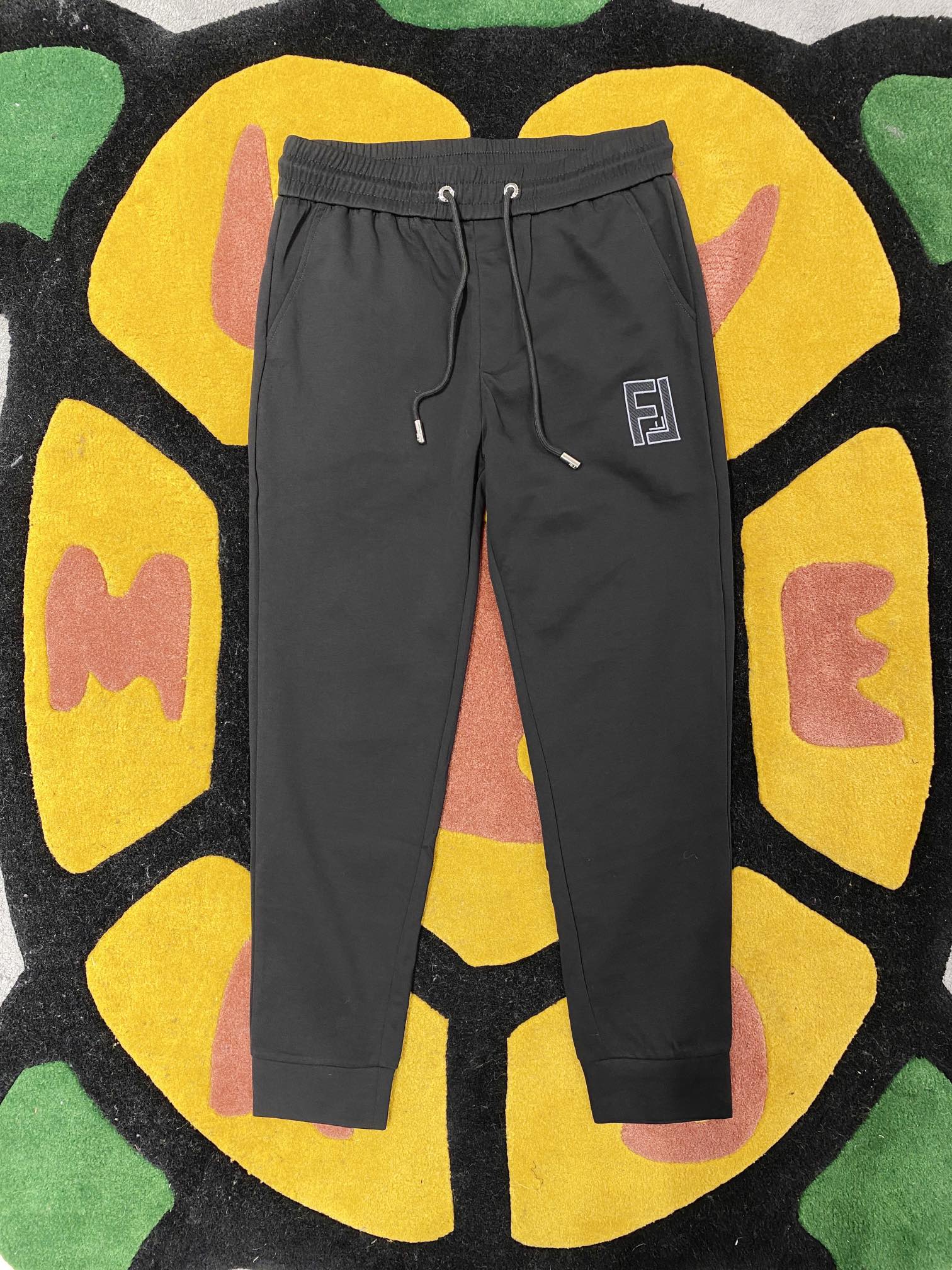 NO:117034,Fend* 2025ss Spring and Summer New casual pants Front and rear pockets FF logo Perfect hardware   top-grade fabric customization Comfortable upper body Size M-XXXL,,fendi,alexander wang19860909Fend* 2025ss春夏新款休闲裤 前后口袋FF标识 完美五金 顶级面料定制 上身舒适 码数M-XXXL,,fendi,alexander wang,Men's clothing