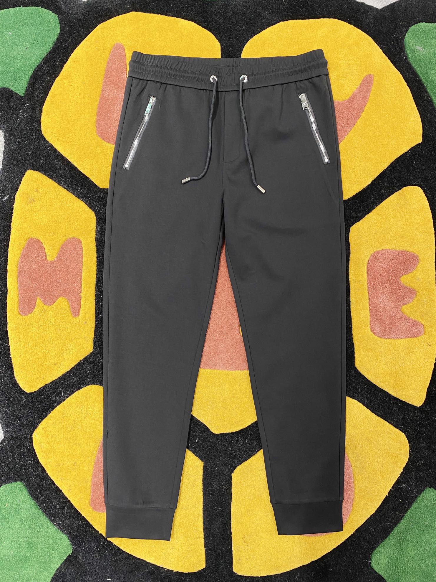 NO:117037,1v 2025ss Spring and Summer New casual pants with embroidery craftsmanship on the front and back, perfect hardware   top-grade fabric customization, comfortable upper body size M-XXXL,,alexander wang198609091v 2025ss春夏新款休闲裤 前后饰有刺绣工艺 完美五金 顶级面料定制 上身舒适 码数M-XXXL,,alexander wang,Men's clothing