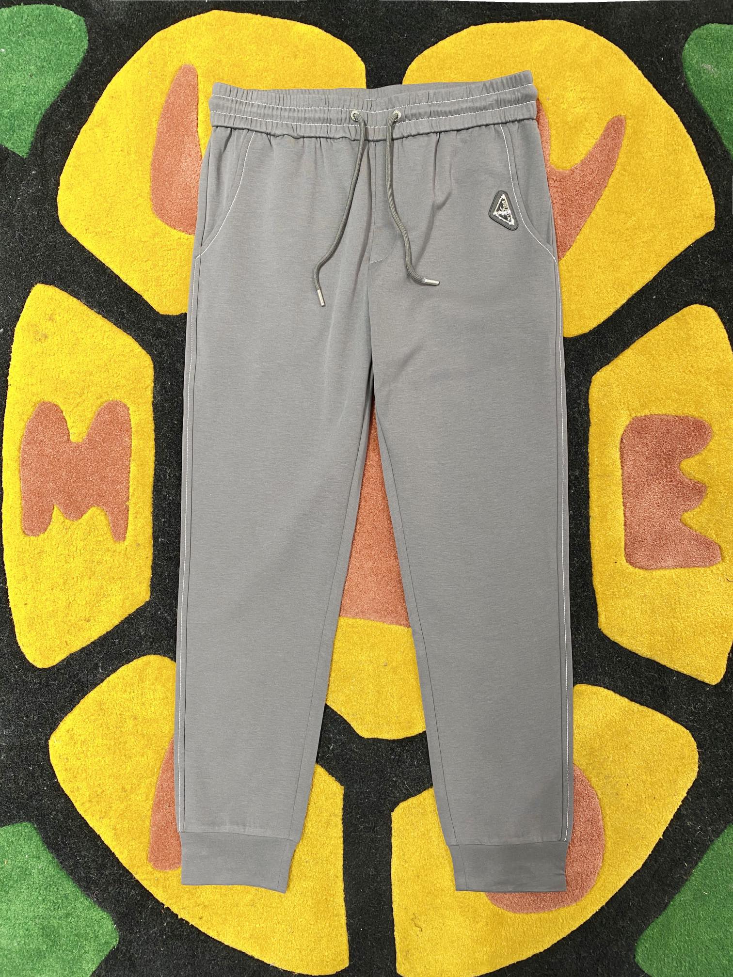 NO:117022,PRD 2025ss Spring and Summer New casual pants with triangle logo on the front and back Perfect hardware   top-grade fabric customization Comfortable upper body Size M-XXXL,,alexander wang19860909PRD 2025ss春夏新款休闲裤 前后饰有三角标标识 完美五金 顶级面料定制 上身舒适 码数M-XXXL,,alexander wang,Men's clothing