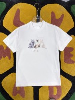 P230 GVC🆕 2025SS Spring and Summer Nuevo algodón de algodón redondo Camiseta de manga corta gato y pequeño logotipo de firma inyección directa digital estilo negro blanco blanco dos colores el mismo modelo de hombres y mujeres: s m l xl 1 P230 GVC🆕 2025SS Spring and Summer Nuevo algodón de algodón redondo Camiseta de manga corta gato y pequeño logotipo de firma inyección directa digital estilo negro blanco blanco dos colores el mismo modelo de hombres y mujeres: s m l xl