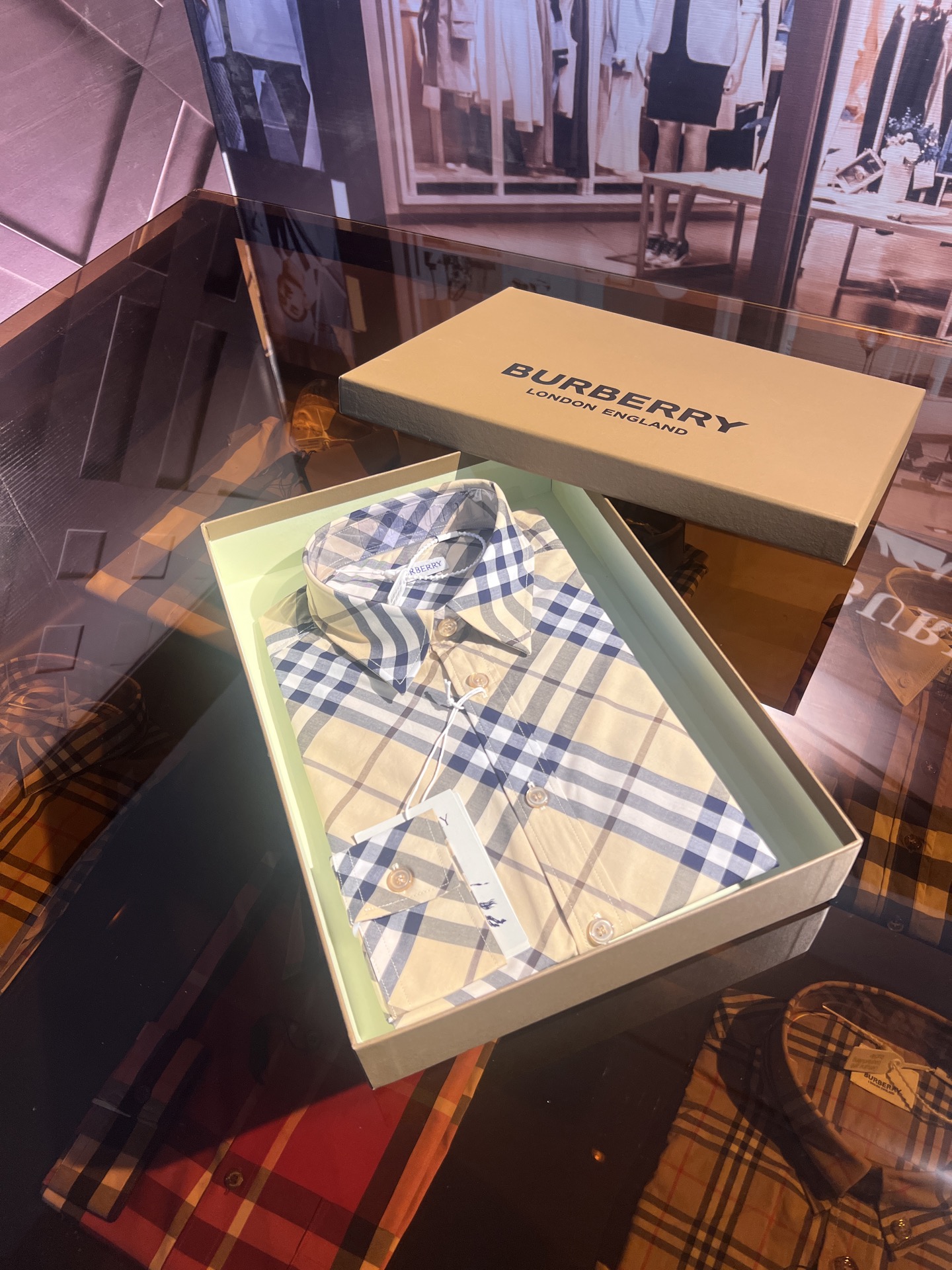 NO:137714,B-home plaid long-sleeved shirt, made of special cotton poplin fabric for the counter, is made in Italy, and is decorated with Burberry plaid, presenting a regular style. From the Burberry classic series, it interprets the essential styles of the wardrobe in a distinct brand style., burberry, shirts, alexander wang19860909B家斜格长袖衬衫,选用专柜特制棉府绸面料制成,于意大利精纺打造.装饰 Burberry 格纹,呈现常规版型.来自 Burberry 经典之作系列,以鲜明品牌风格诠释衣橱必备款式.,,burberry,shirts,alexander wang,Men's clothing