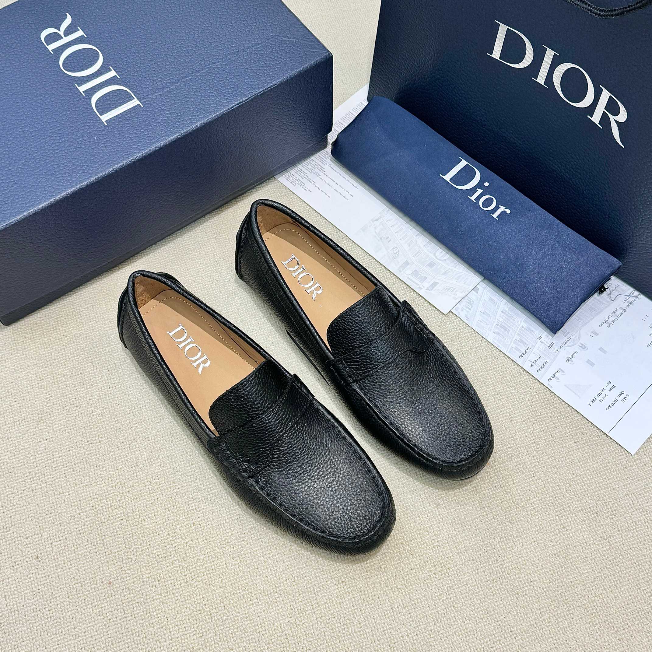 NO:279645,The real-price DIOR loafers continue the outline of formal shoes and present them with a more elegant design. They are carefully crafted from grained cowhide leather, and the front is decorated with metal clad brass CD Icon buckle tie. They are soft and comfortable, paired with rubber soles, making them more durable. They can be matched with shorts or jeans to create a fashionable and casual look. Grained cowhide metal clad brass CD Icon buckle The heel is engraved with a CD logo. Sleeve style, leather lining, rubber soles, dust bags, and standard size. It is recommended to purchase according to the normal shoe size 39-45,,dior,loafers, shorts, jeans,cowhide19860909实价DIOR这款乐福鞋延续正装鞋履轮廓,以更加优雅的设计呈现.采用粒面牛皮革精心制作,正面饰以金属覆层黄铜CD Icon搭扣系带.柔软舒适,搭配橡胶鞋底,更加耐穿.可与短裤或牛仔裤搭配,打造时髦休闲的造型. 粒面牛皮革 金属覆层黄铜CD Icon搭扣 鞋跟处镌刻有CD标志 套穿式,皮革里料,橡胶鞋底,内含防尘袋,尺码标准,建议按正常鞋码选购 码数39-45,,dior,loafers,shorts,jeans,cowhide,Men's shoes
