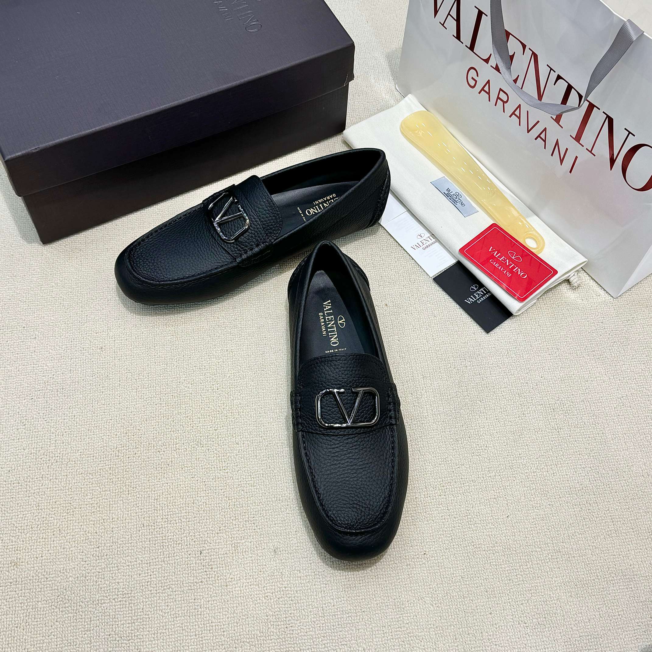 NO:279640,ValentinO Valentino, using imported beef and imported water dyed beef, iconic hardware and iconic wear-resistant bottom. VALENTINO packaging All orders enjoy the brand's iconic product packaging. Number 38-45,,valentino,valentino19860909实价VALENTINO 华伦天奴,选用进口牛京搭配进口水染牛里,标志性五金与及标志性耐磨大底. VALENTINO包装 所有订单尊享品牌标志性商品包装 码数38-45,,valentino,valentino,Men's shoes