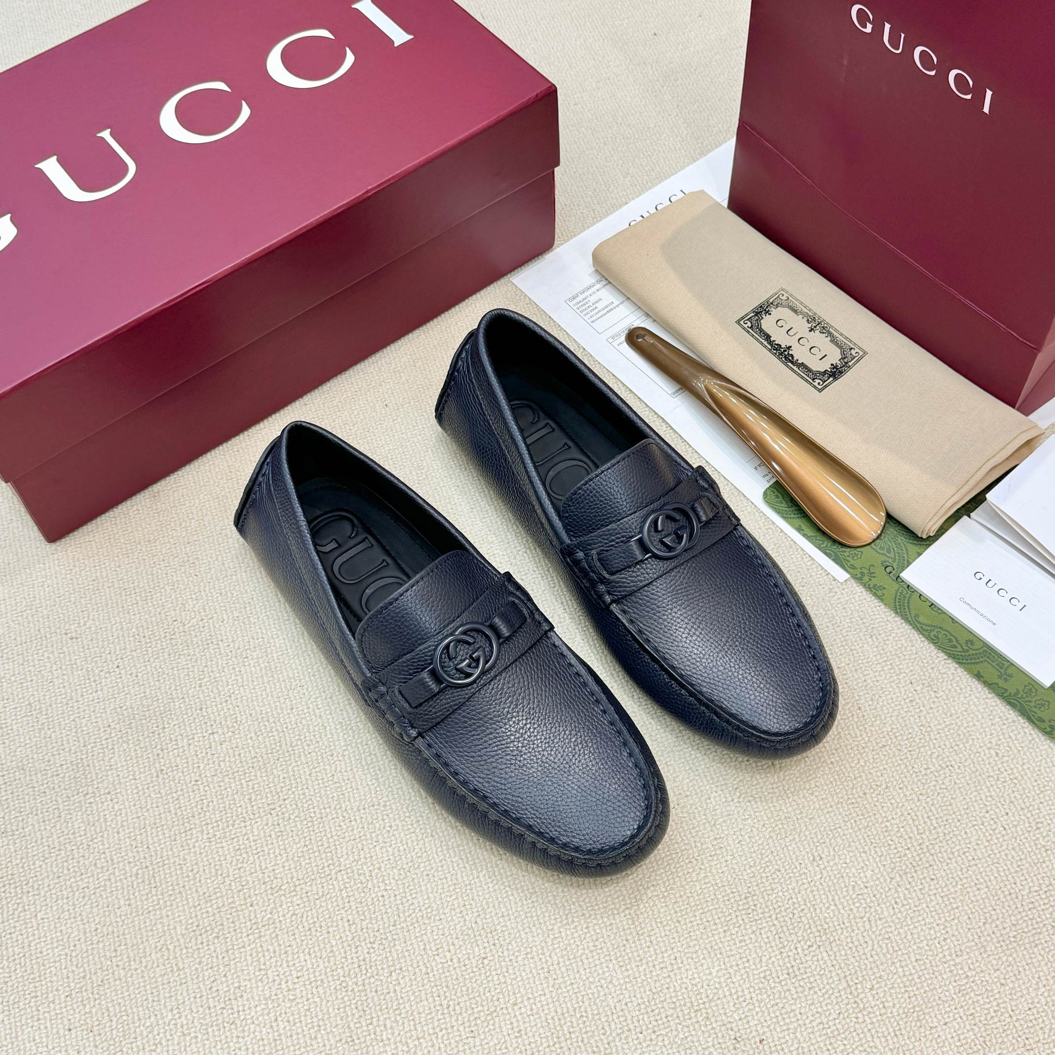 NO:832671,Real price The latest men's shoes from Gucci's official website are made of cow leather, with carefully embellished webbing details on the tongue, water-dyed cow lining on the inside, and calf leather feet!  Non-slip rubber wear-resistant outsole!  Check out the detailed pictures for quality!  Regular size 38-45! 46 customized.,,gucci,cowhide19860909实价Gucci 官网最新款男士鞋履甄选牛皮革打造,鞋舌处精心缀饰织带细节,内里水染牛里,小牛皮垫脚！防滑橡胶耐磨大底！品质细看细节图！正码38-45！46订做.,,gucci,cowhide,Men's shoes