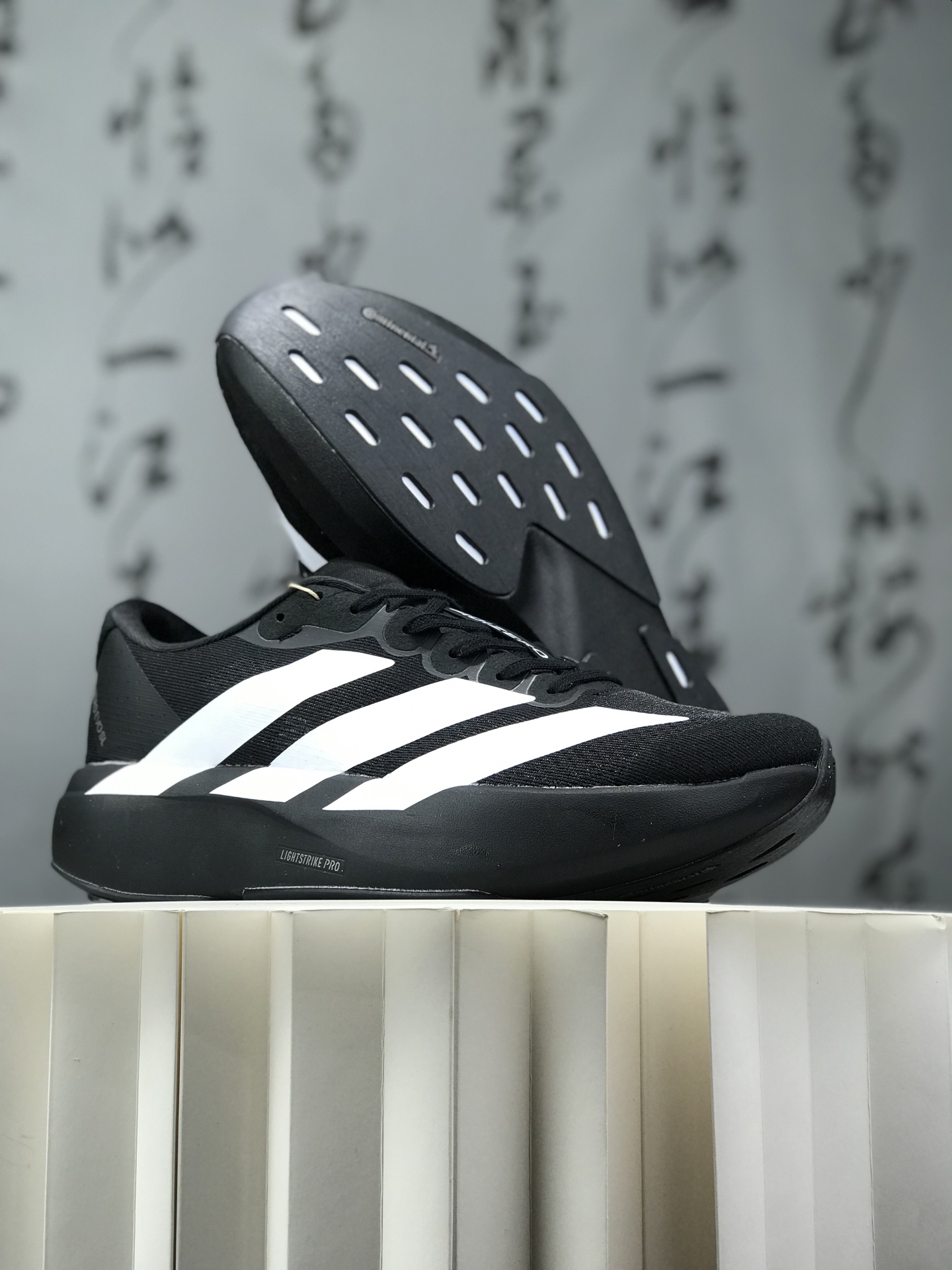 纯原 #纯原 AD Adizero Eva SL M 零度进化版系列低帮轻便透气竞速休闲运动慢跑鞋!极简设计语言与强烈速度感和存在感的鞋侧三线,让人过目不忘,特别种草!其中定位于中长跑训练的 adidas Adizero Evo SL,整体外观造型与 adiZero Adios Pro EVO 1 非常相似.中底配置方面搭载全掌 Lightstrike Pro,鞋面采用透气网面示人,契合日常训练鞋的定位,更加耐用.外底给到了马牌橡胶,及类似上代竞速旗舰 adidas Adizero Adios Pro 3 区域分布. 2⁄3 371⁄3 38 382⁄3 391⁄3 40 402⁄3 411⁄3 42 422⁄3 431⁄3 44 442⁄3 451⁄3 461⁄3