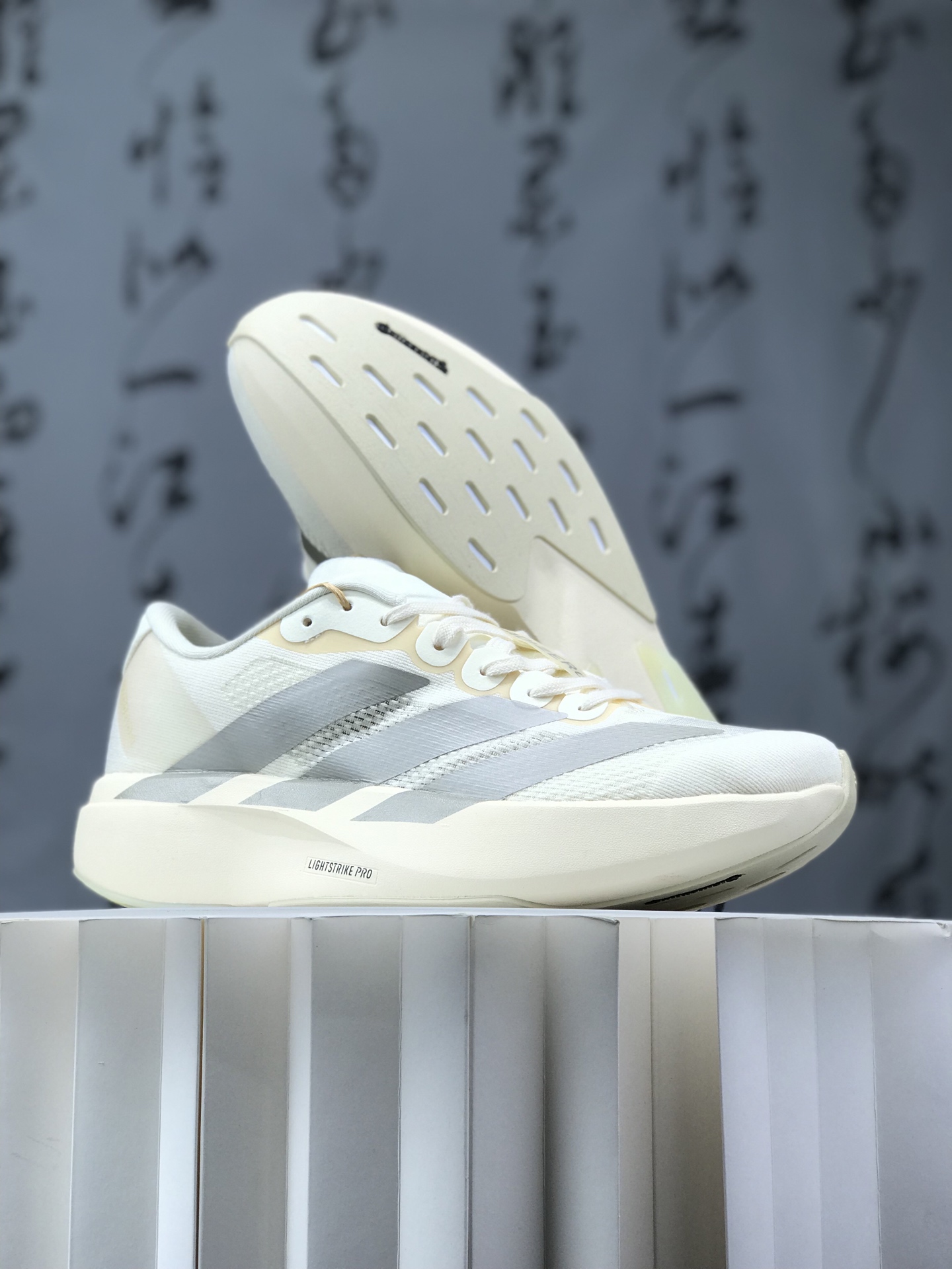 纯原 #纯原 AD Adizero Eva SL M 零度进化版系列低帮轻便透气竞速休闲运动慢跑鞋!极简设计语言与强烈速度感和存在感的鞋侧三线,让人过目不忘,特别种草!其中定位于中长跑训练的 adidas Adizero Evo SL,整体外观造型与 adiZero Adios Pro EVO 1 非常相似.中底配置方面搭载全掌 Lightstrike Pro,鞋面采用透气网面示人,契合日常训练鞋的定位,更加耐用.外底给到了马牌橡胶,及类似上代竞速旗舰 adidas Adizero Adios Pro 3 区域分布. 2⁄3 371⁄3 38 382⁄3 391⁄3 40 402⁄3 411⁄3 42 422⁄3 431⁄3 44 442⁄3 451⁄3 461⁄3
