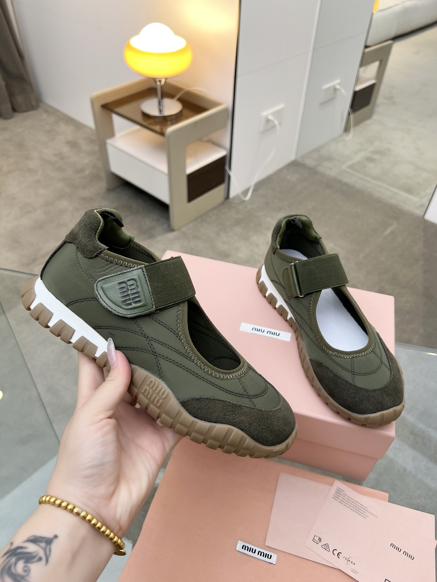 NO:614809,MIU MIU Miu Miu new product This sneaker is made of high-tech fabric and suede calfskin. Miu Miu style is integrated into this thick-soled canvas sneaker. It has an avant-garde and bold design, simple lines, and unique logos on the tongue and back, embellished with retro design, adding iconic elements!  The tire thick sole design is avant-garde and reflects the bold characteristics of miu miu. Size: 35-40, casual shoes/sports shoes, miumiu, sneakers, cowhide19860909MIU MIU缪缪新品 该款运动鞋采用高科技面料和绒面小牛皮制成,Miu Miu风格融于此款厚底帆布运动鞋,前卫大胆的设计,简约线条,别致徽标饰于鞋舌与背面,点缀复古设计,平添标志性元素！轮胎厚底设计定义前卫体现了miu miu的大胆特色. 码数:35-40,休闲鞋/运动鞋,miumiu,sneakers,cowhide,Women's Shoes