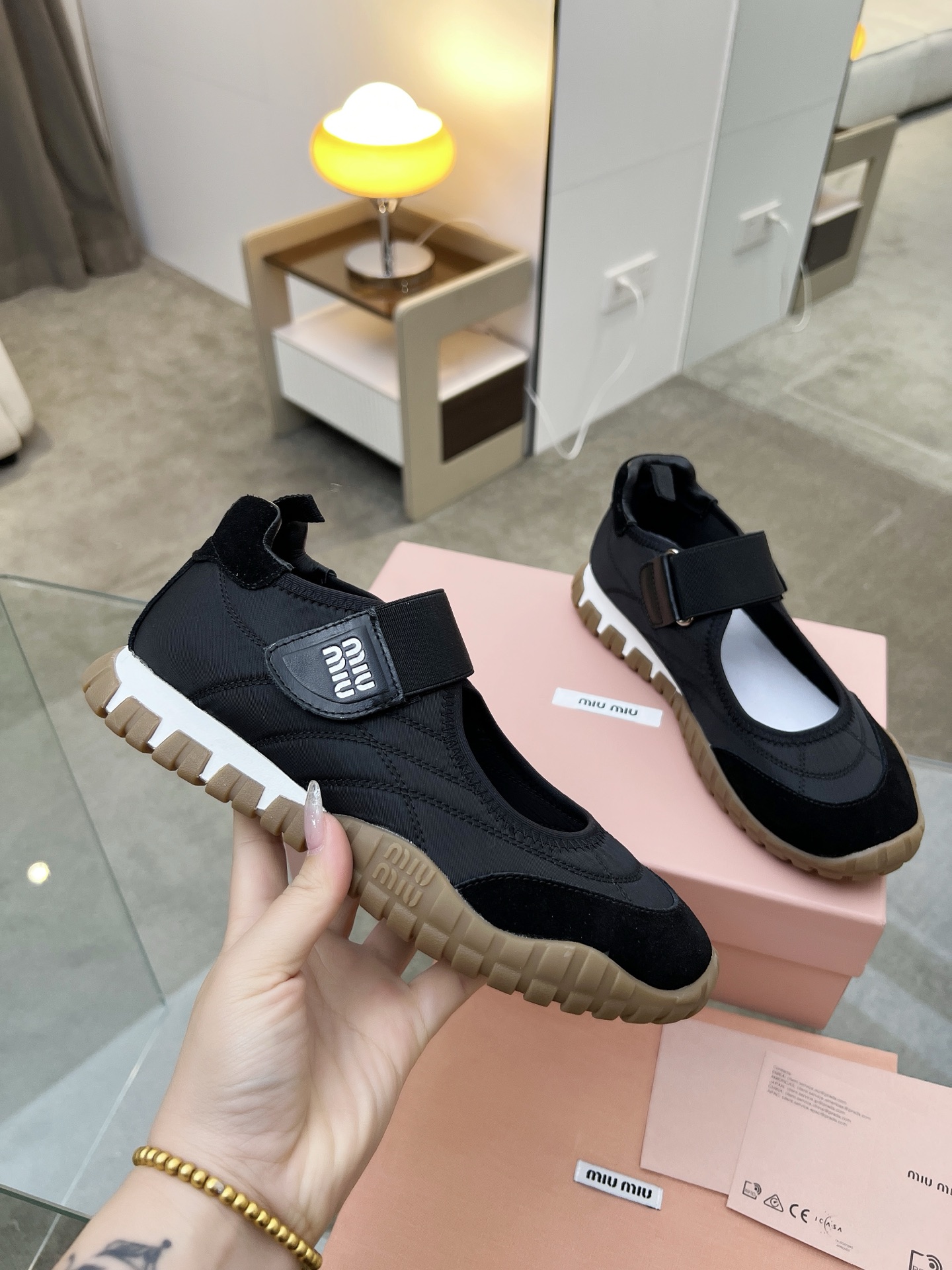 NO:955598,Batch MIU MIU Miu Miu new products. This sneaker is made of high-tech fabric and suede calfskin. Miu Miu style is integrated into this thick-soled canvas sneaker. It has an avant-garde and bold design, simple lines, and unique logos on the tongue and back. It is embellished with retro design and adds iconic elements!  The thick sole design of the tire is avant-garde and reflects the bold characteristics of miu miu. Size: 35-40, miumiu, sneakers, cowhide19860909批MIU MIU缪缪新品 该款运动鞋采用高科技面料和绒面小牛皮制成,Miu Miu风格融于此款厚底帆布运动鞋,前卫大胆的设计,简约线条,别致徽标饰于鞋舌与背面,点缀复古设计,平添标志性元素！轮胎厚底设计定义前卫体现了miu miu的大胆特色. 码数:35-40,,miumiu,sneakers,cowhide,Men's shoes