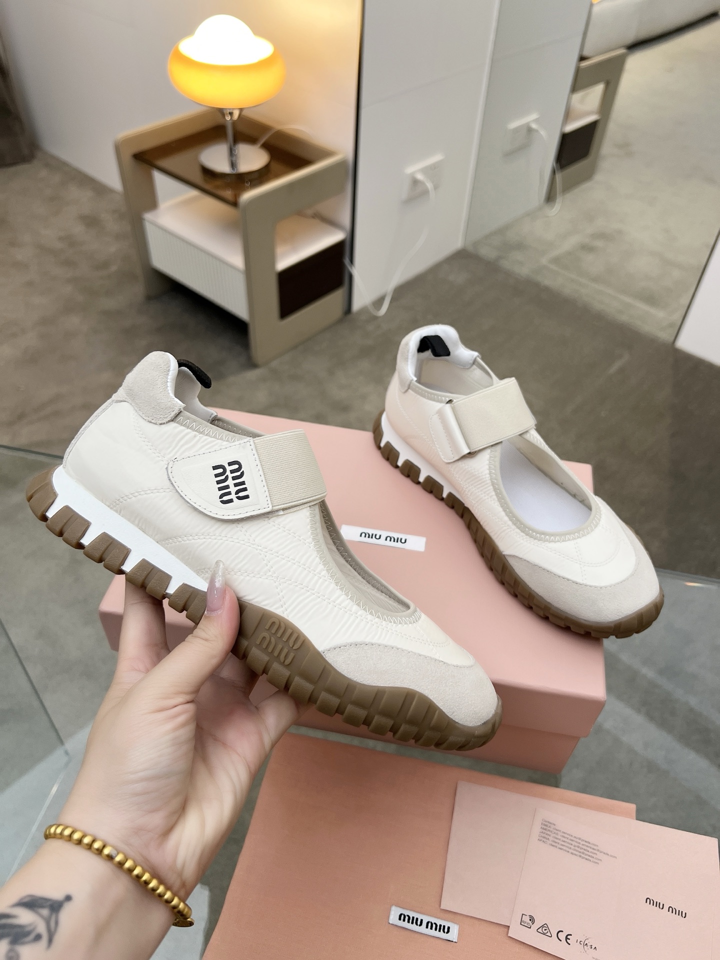 NO:614813,MIU MIU Miu Miu new product This sneaker is made of high-tech fabric and suede calfskin. Miu Miu style is integrated into this thick-soled canvas sneaker. It has an avant-garde and bold design, simple lines, and unique logos on the tongue and back, embellished with retro design, adding iconic elements!  The tire thick sole design is avant-garde and reflects the bold characteristics of miu miu. Size: 35-40, casual shoes/sports shoes, miumiu, sneakers, cowhide19860909MIU MIU缪缪新品 该款运动鞋采用高科技面料和绒面小牛皮制成,Miu Miu风格融于此款厚底帆布运动鞋,前卫大胆的设计,简约线条,别致徽标饰于鞋舌与背面,点缀复古设计,平添标志性元素！轮胎厚底设计定义前卫体现了miu miu的大胆特色. 码数:35-40,休闲鞋/运动鞋,miumiu,sneakers,cowhide,Women's Shoes