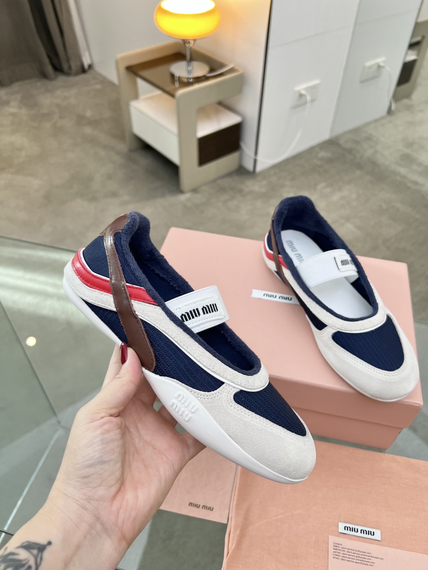 NO:614780,MIU MIU Gymnasium SS25 spring and summer series, this sneaker is crafted with ingenuity and has an ultra-light structure, integrating casual elements and sports style. Colorful ribbons and logo-embossed soles highlight Miu Miu's sporty and fashionable personality. Size: 35-40, casual shoes/sports shoes, miumiu, sneakers19860909MIU MIU缪缪Gymnasium SS25春夏系列,这款运动鞋匠心打造,超轻盈结构,将休闲元素和运动风尚融为一体.彩色饰带和徽标压花鞋底凸显Miu Miu的运动时尚个性. 码数:35-40,休闲鞋/运动鞋,miumiu,sneakers,Women's Shoes