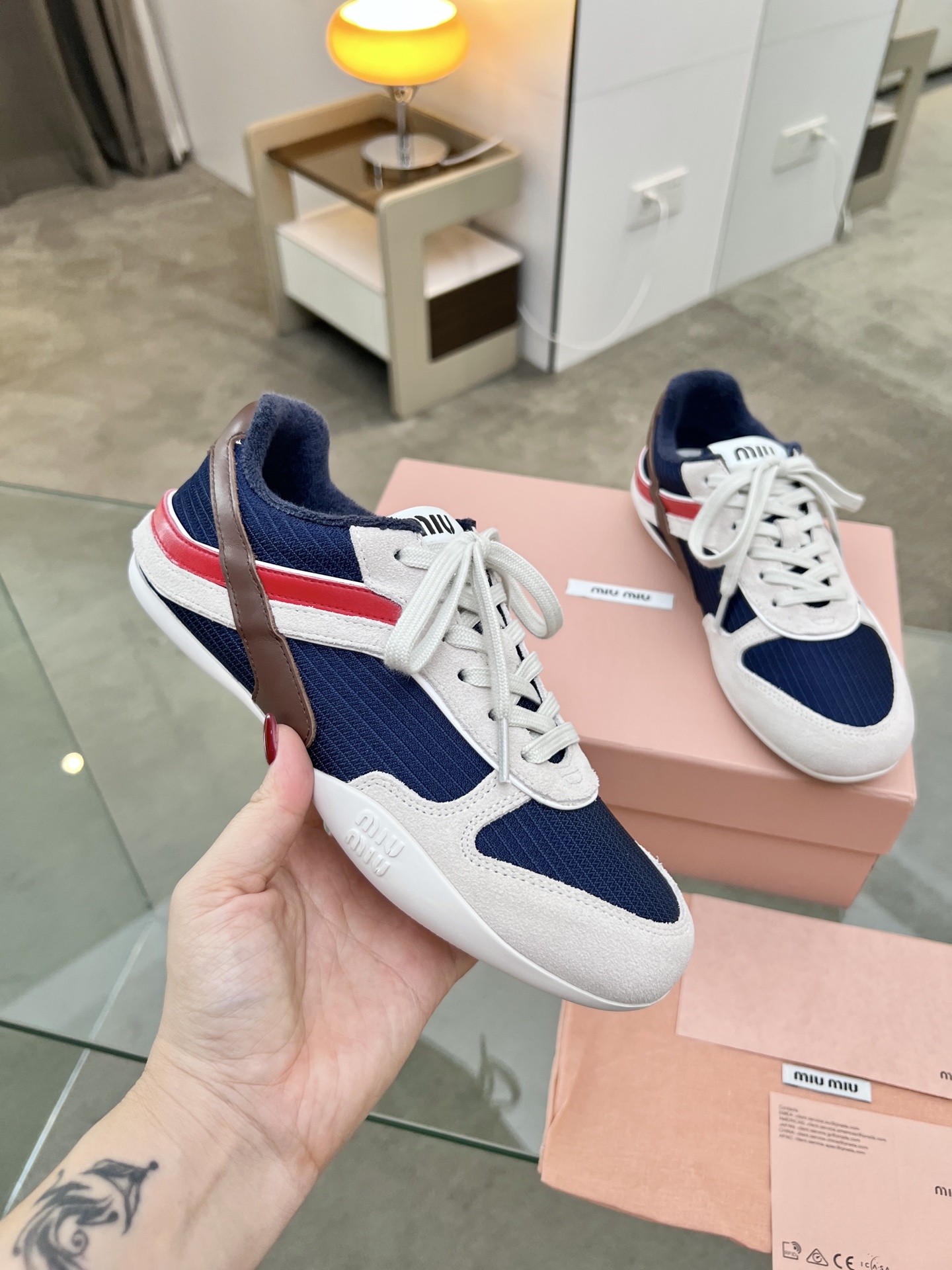 NO:614785,MIU MIU Gymnasium SS25 spring and summer series, this sneaker is crafted with ingenuity and has an ultra-light structure, integrating casual elements and sports style. Colorful ribbons and logo-embossed soles highlight Miu Miu's sporty and fashionable personality. Size: 35-44 Men's style, casual shoes/sports shoes, miumiu, sneakers19860909MIU MIU缪缪Gymnasium SS25春夏系列,这款运动鞋匠心打造,超轻盈结构,将休闲元素和运动风尚融为一体.彩色饰带和徽标压花鞋底凸显Miu Miu的运动时尚个性. 码数:35-44 男款,休闲鞋/运动鞋,miumiu,sneakers,Women's Shoes