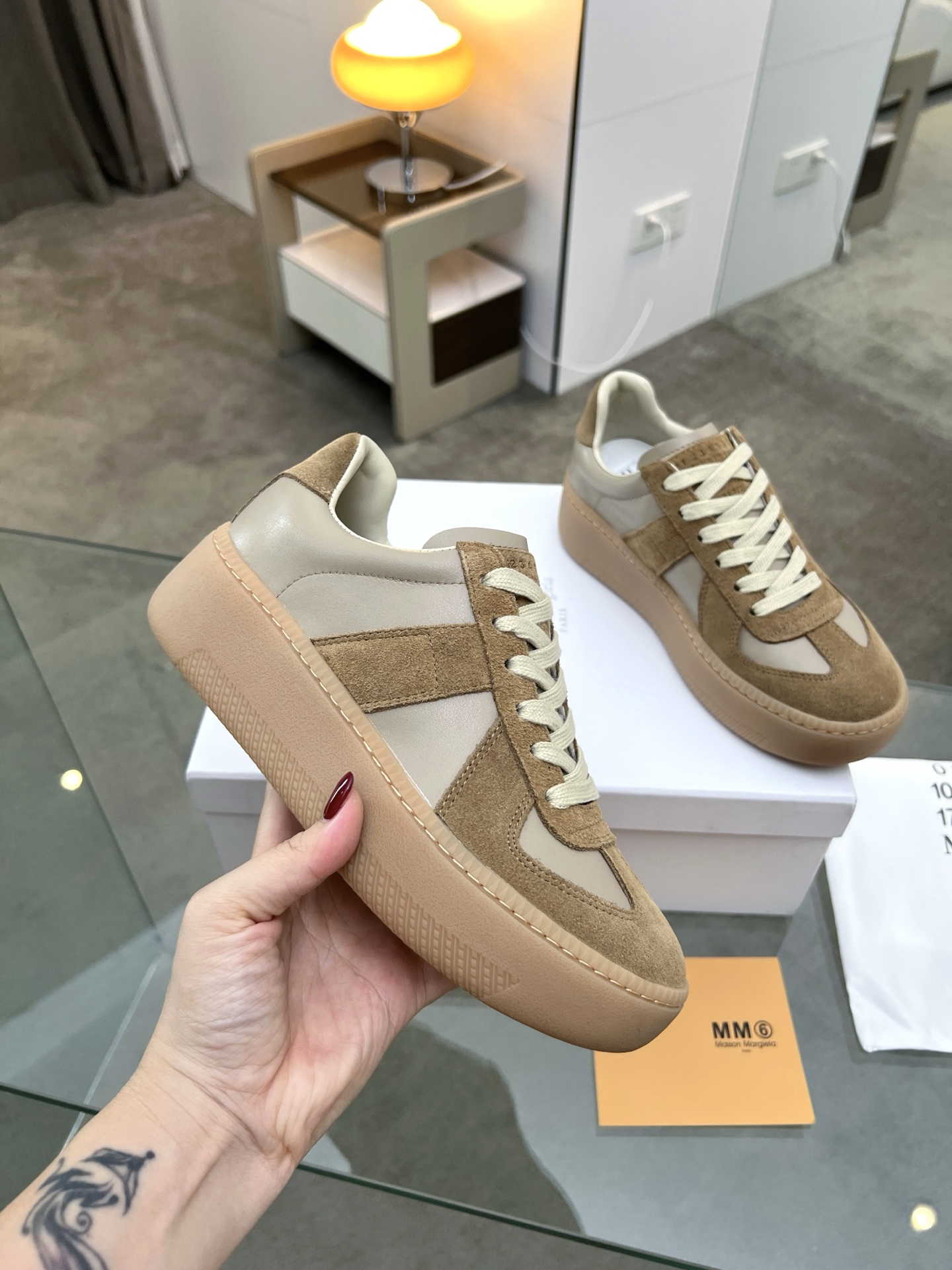 NO:614795,Maison Margiela  MM6 Dexun casual shoes are a genius designer brand. An affordable luxury brand, they are versatile and comfortable. This German training shoe continues the classic T-shaped leather splicing design. It has been carefully improved by the design team many times, just to make you feel comfortable.  Experience the most original military flavor. The soft and delicate characteristics of the first-layer cowhide combined with the texture of suede cowhide make it not only super soft and comfortable, but also maintain good breathability. Comfort and texture go hand in hand, making it easy to wear with any combination in all seasons.  Size: 35-40, casual shoes/sports shoes, masion margiela, sneakers, cowhide19860909MaisonMargiela MM6德训休闲鞋鬼才设计师品牌,一个轻奢品牌上脚很百搭哦,也很随脚舒适,这一款德国训练鞋延续了经典的T形真皮拼接设计,经过设计团队多次的精心改良,只为让您体验最原始的军旅味道,头层牛皮柔软细腻的特点与牛反绒牛皮的质感相结合使其既有超高的柔软舒适度,又同时保持不错的透气性能舒适与质感并行,轻松驾驭四季穿着任何搭配. 码数:35-40,休闲鞋/运动鞋,masion margiela,sneakers,cowhide,Women's Shoes