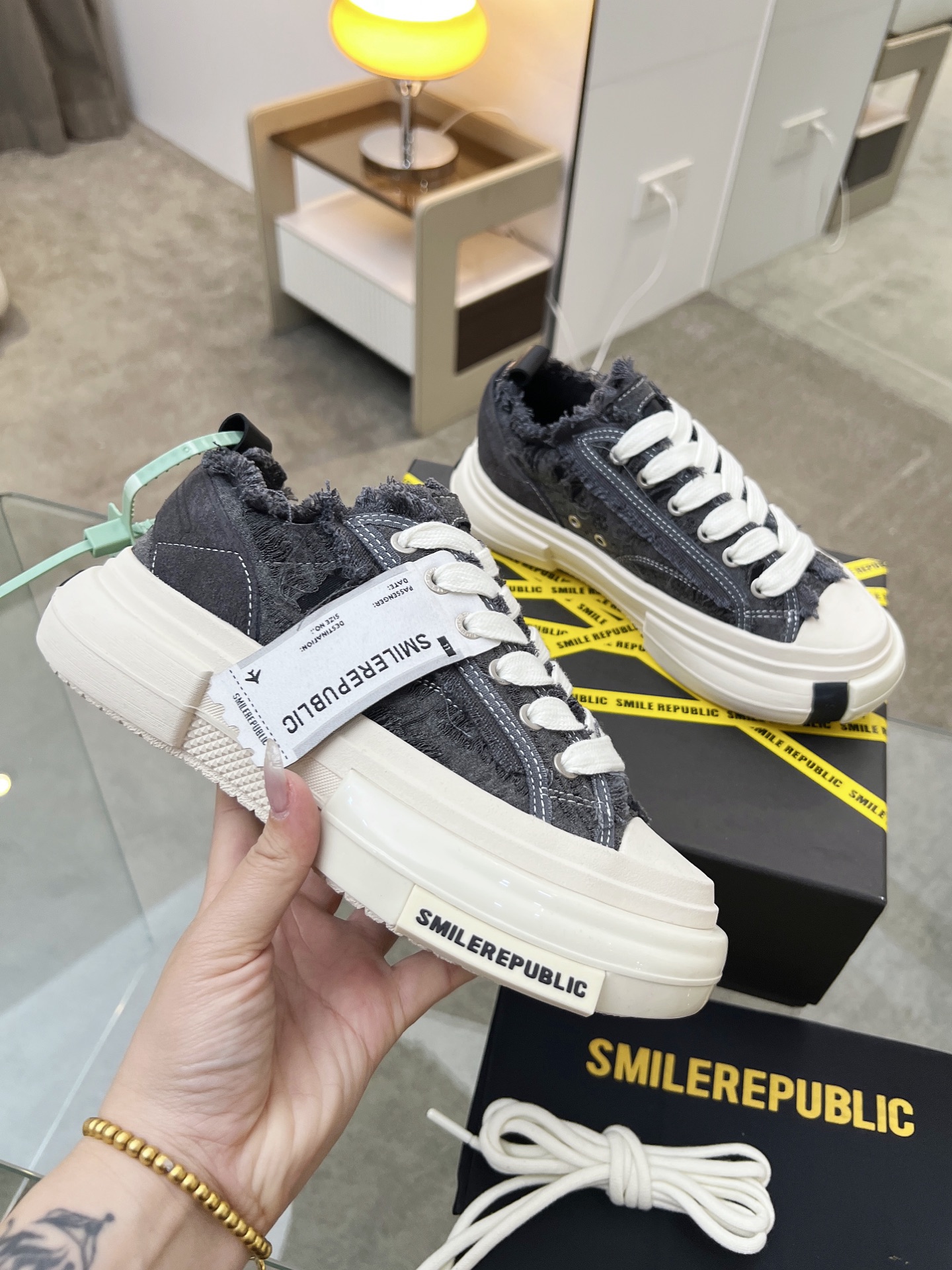 NO:614732,SMILEREPUBLIC Galaxy 70s is made of lightweight canvas material with tight structure and fine texture. The sole is made of lightweight EVA material and environmentally friendly rubber. These two materials ensure the softness and comfort of the sole. Size: 35-44 Men's style, casual shoes/sports shoes, sneakers19860909SMILEREPUBLIC 银河系70s檀健次开口笑, 整体采用结构紧密,纹理细腻的轻质帆布材料,鞋底采用轻质EVA材料与环保橡胶制成.这两种材料既保证了鞋底的柔软性和舒适性. 码数:35-44 男款,休闲鞋/运动鞋,sneakers,Women's Shoes