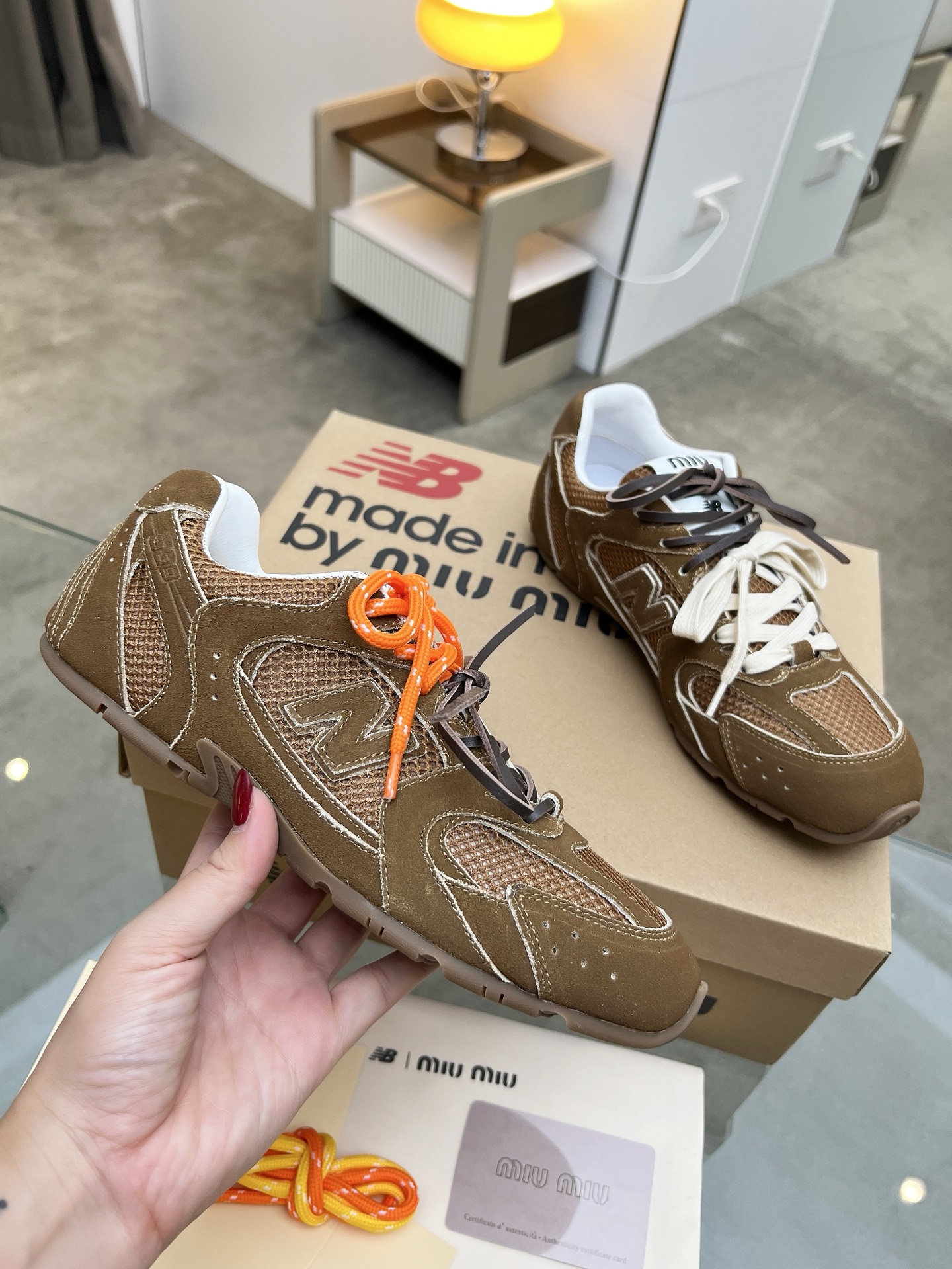 ￼ MIU MIU繆⁠繆‬ x New Balance NB530休閒‬運動鞋，當‬之無愧年度鞋‬王，Miu Miu x從New Balance 典⁠經‬！NB530運動‬鞋中汲取靈感，推出‬了‬自己的代迭‬版本530SL。該‬運動鞋採⁠用