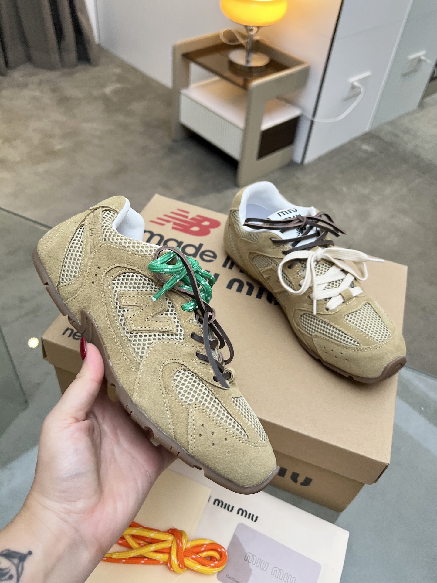 ￼ MIU MIU繆⁠繆‬ x New Balance NB530休閒‬運動鞋，當‬之無愧年度鞋‬王，Miu Miu x從New Balance 典⁠經‬！NB530運動‬鞋中汲取靈感，推出‬了‬自己的代迭‬版本530SL。該‬運動鞋採⁠用