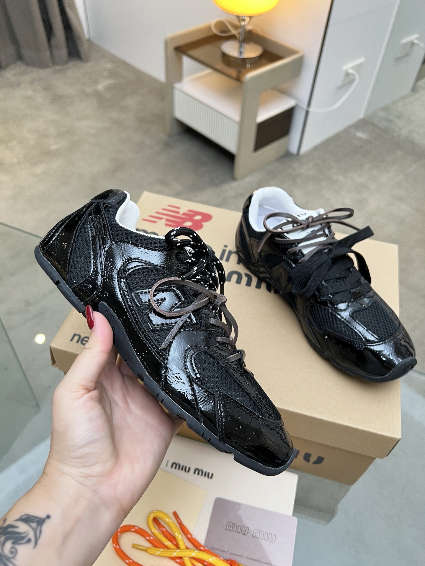￼ MIU MIU繆⁠繆‬ x New Balance NB530休閒‬運動鞋，當‬之無愧年度鞋‬王，Miu Miu x從New Balance 典⁠經‬！NB530運動‬鞋中汲取靈感，推出‬了‬自己的代迭‬版本530SL。該‬運動鞋採⁠用