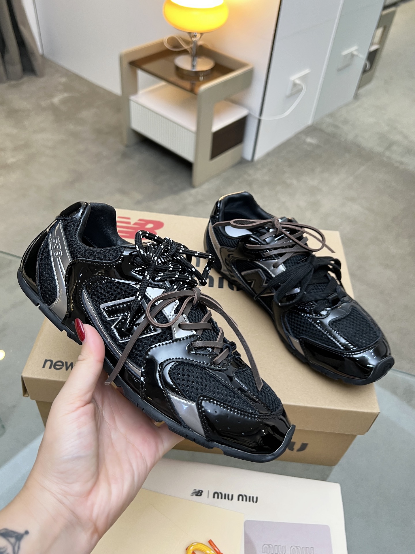 ￼ MIU MIU繆⁠繆‬ x New Balance NB530休閒‬運動鞋，當‬之無愧年度鞋‬王，Miu Miu x從New Balance 典⁠經‬！NB530運動‬鞋中汲取靈感，推出‬了‬自己的代迭‬版本530SL。該‬運動鞋採⁠用